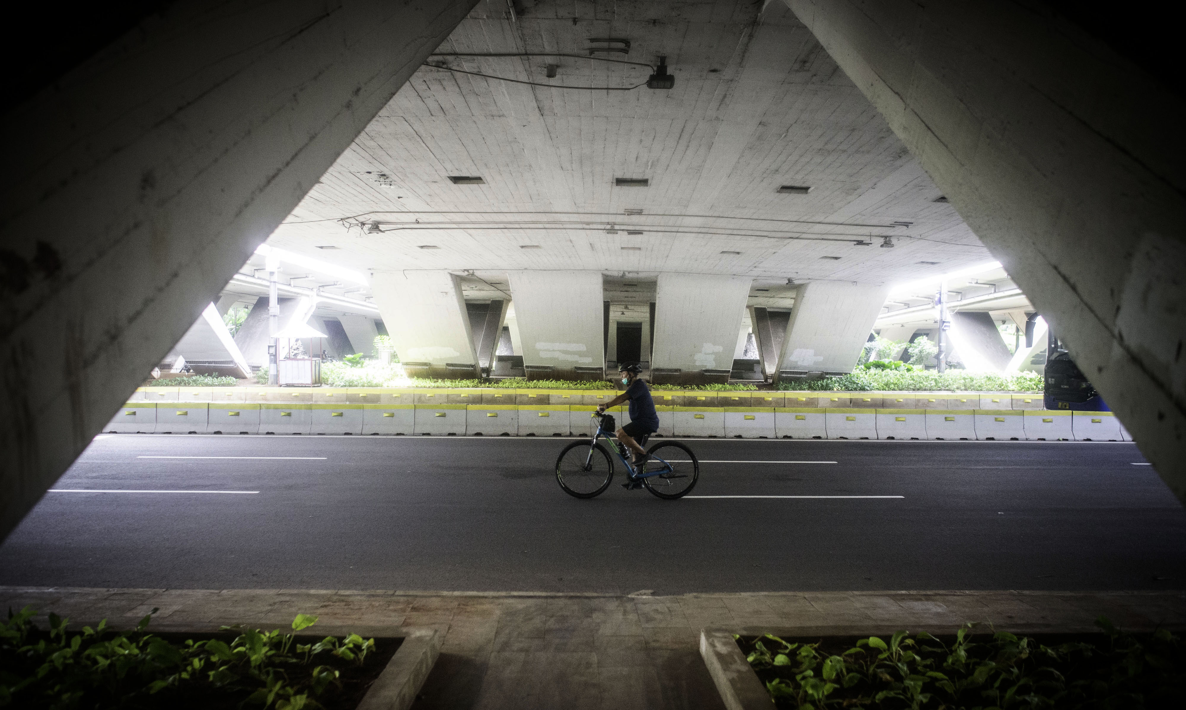 Pesepeda melintas di Jalan Jenderal Sudirman, Jakarta.