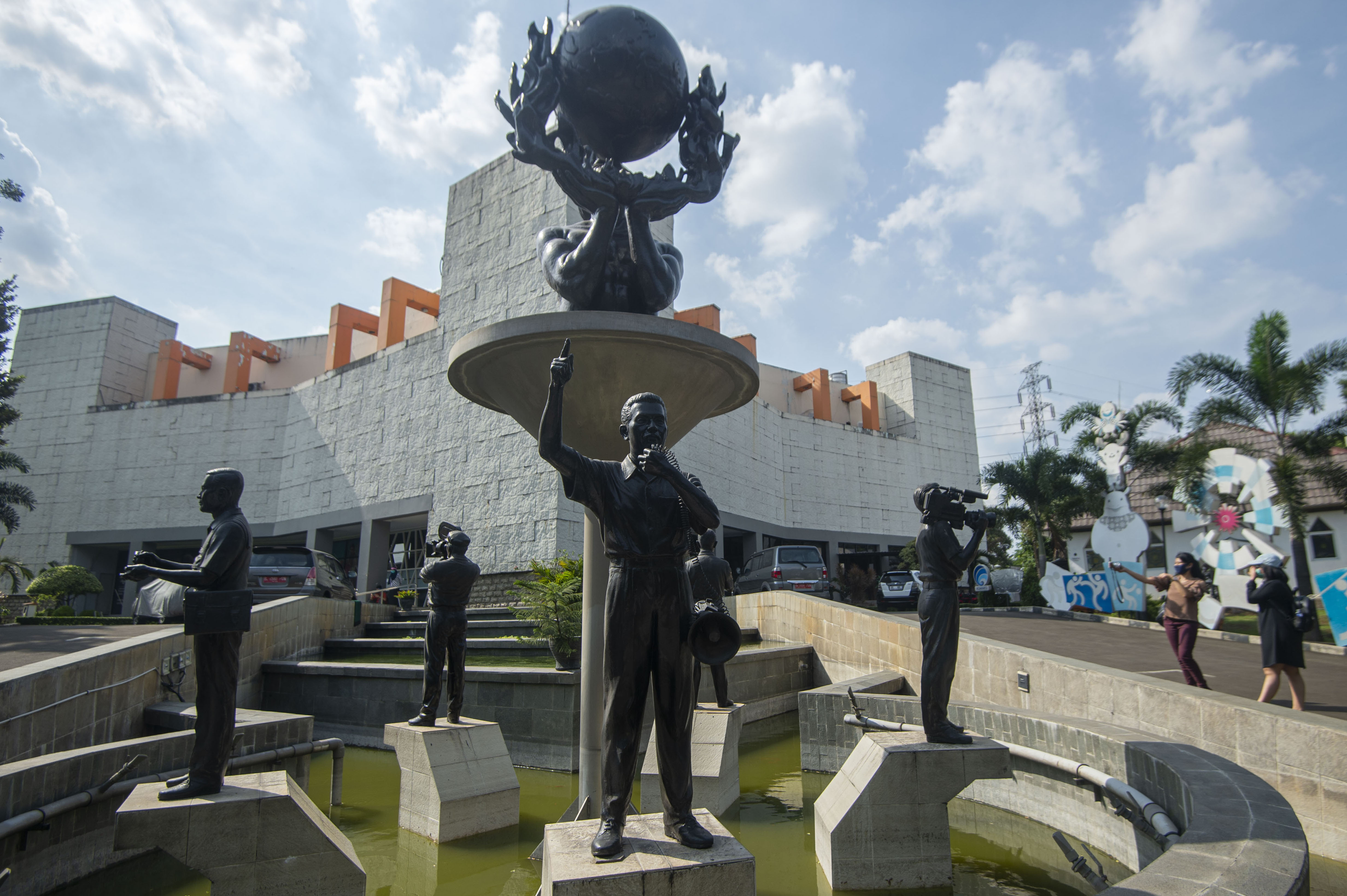 Dua warga berswafoto di TMII Jakarta