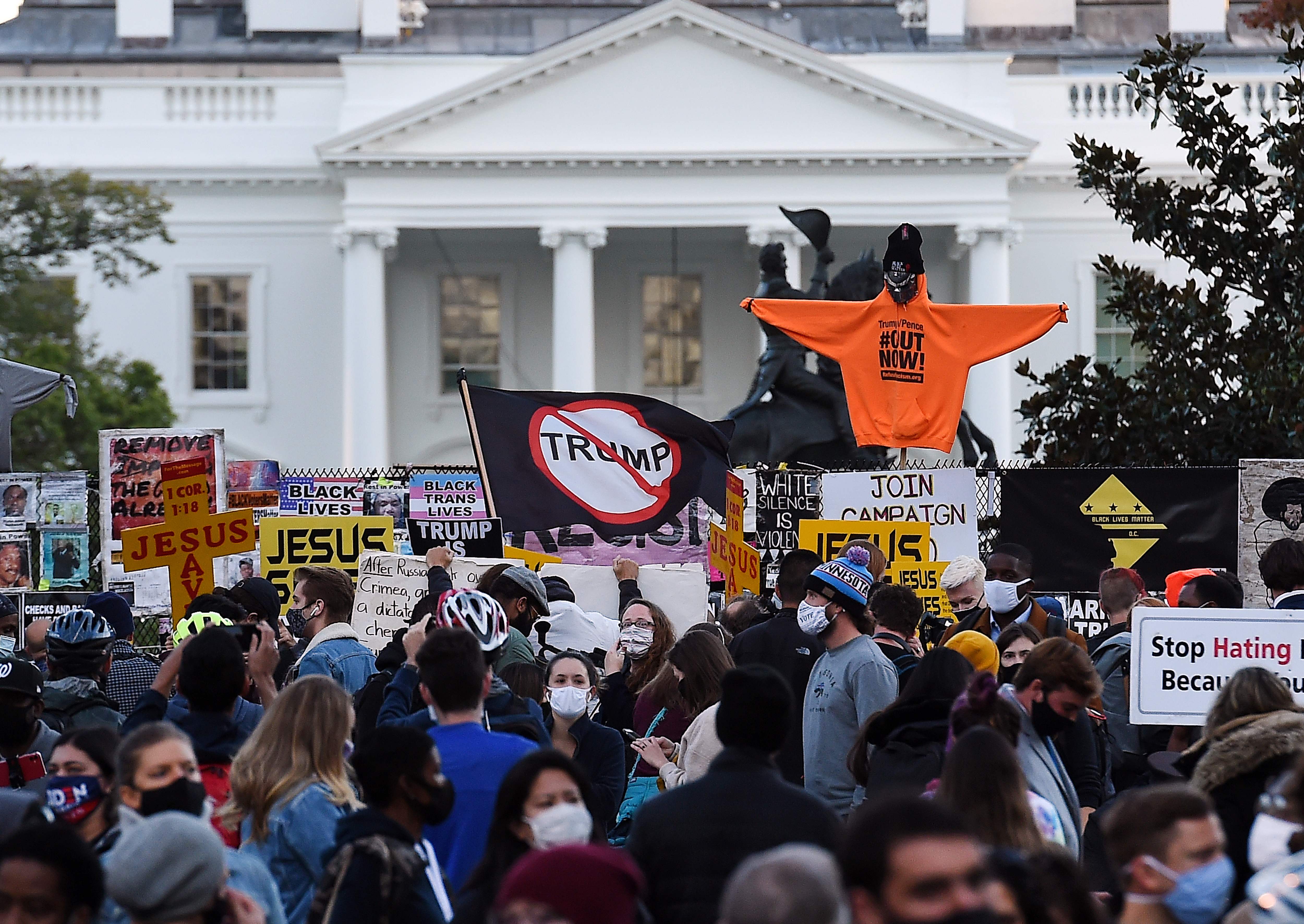 Sejumlah warga AS berkumpul di Black Lives Matter Plaza, Washington, di dekat Gedung Putih, di hari pemilihan umum AS.