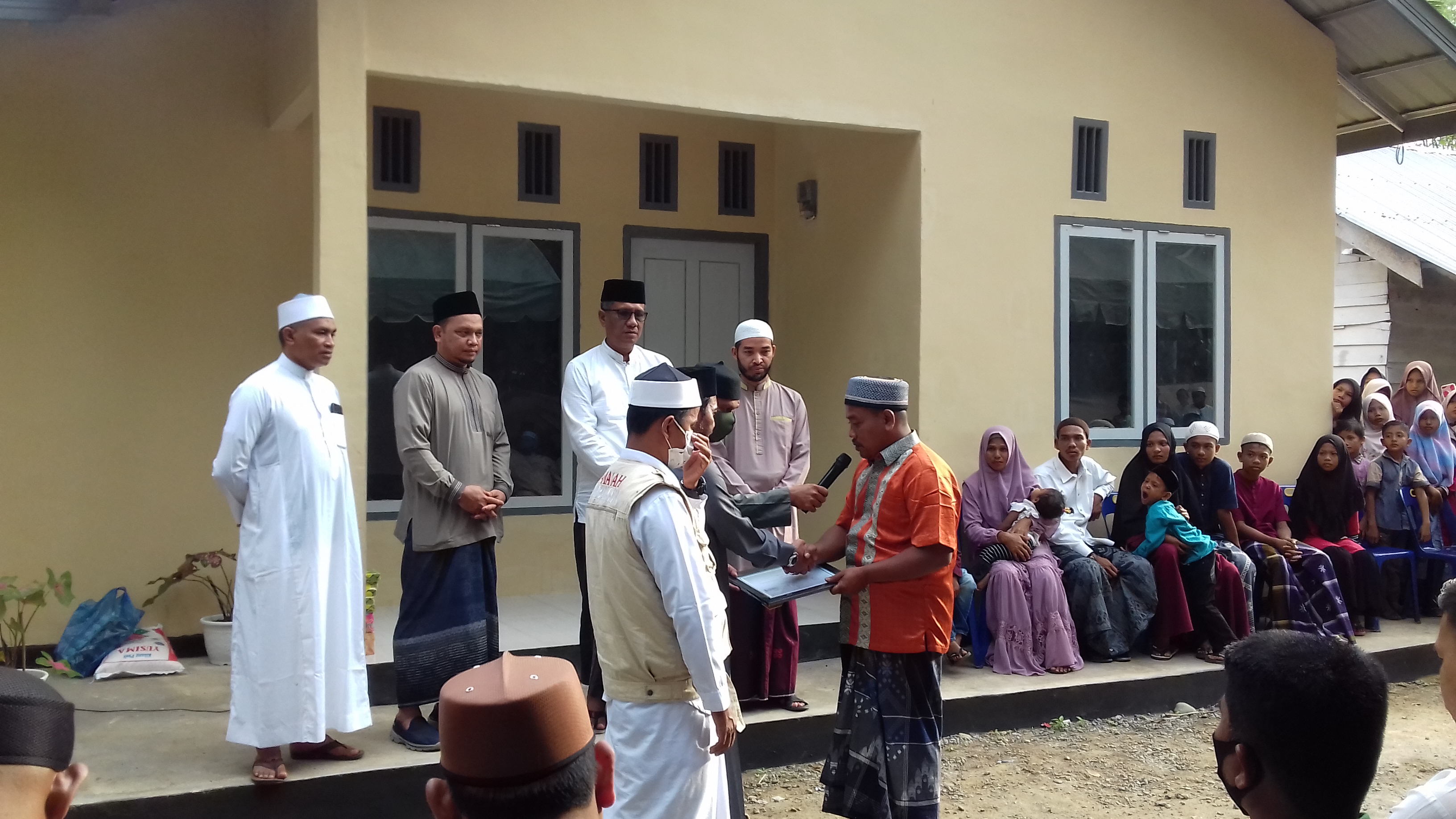 Penyerahan bantuan rumah dari JEMAAH Safari Subuh Masjid Jamik Al-Falah Sigli kepada Syukri.