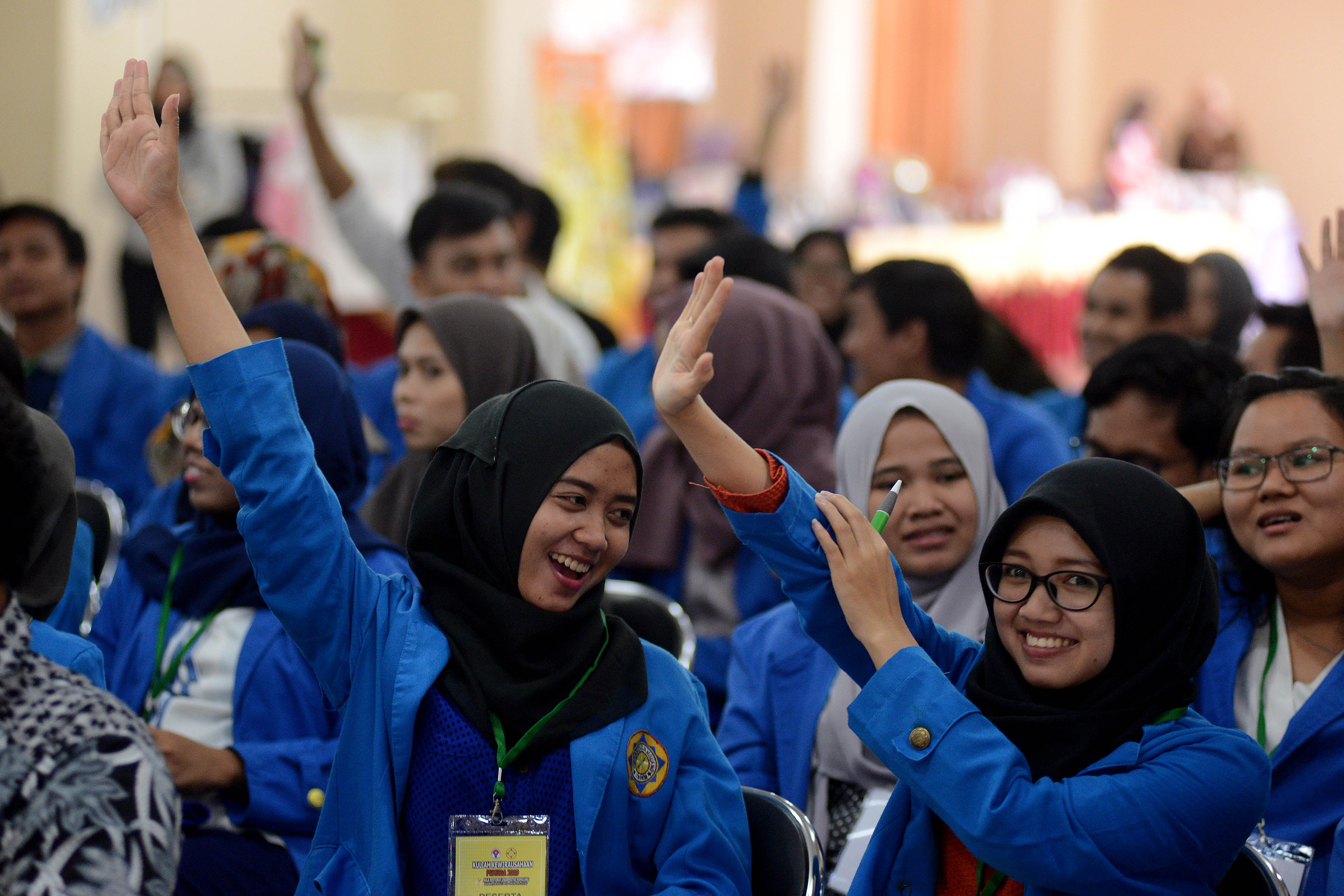 CETAK ENTREPRENEUR DI KALANGAN MAHASISWA: Antusiasme mahasiswi Universitas Pamulang (Unpam) dalam kuliah kewirausahaan di gedung Unpam.