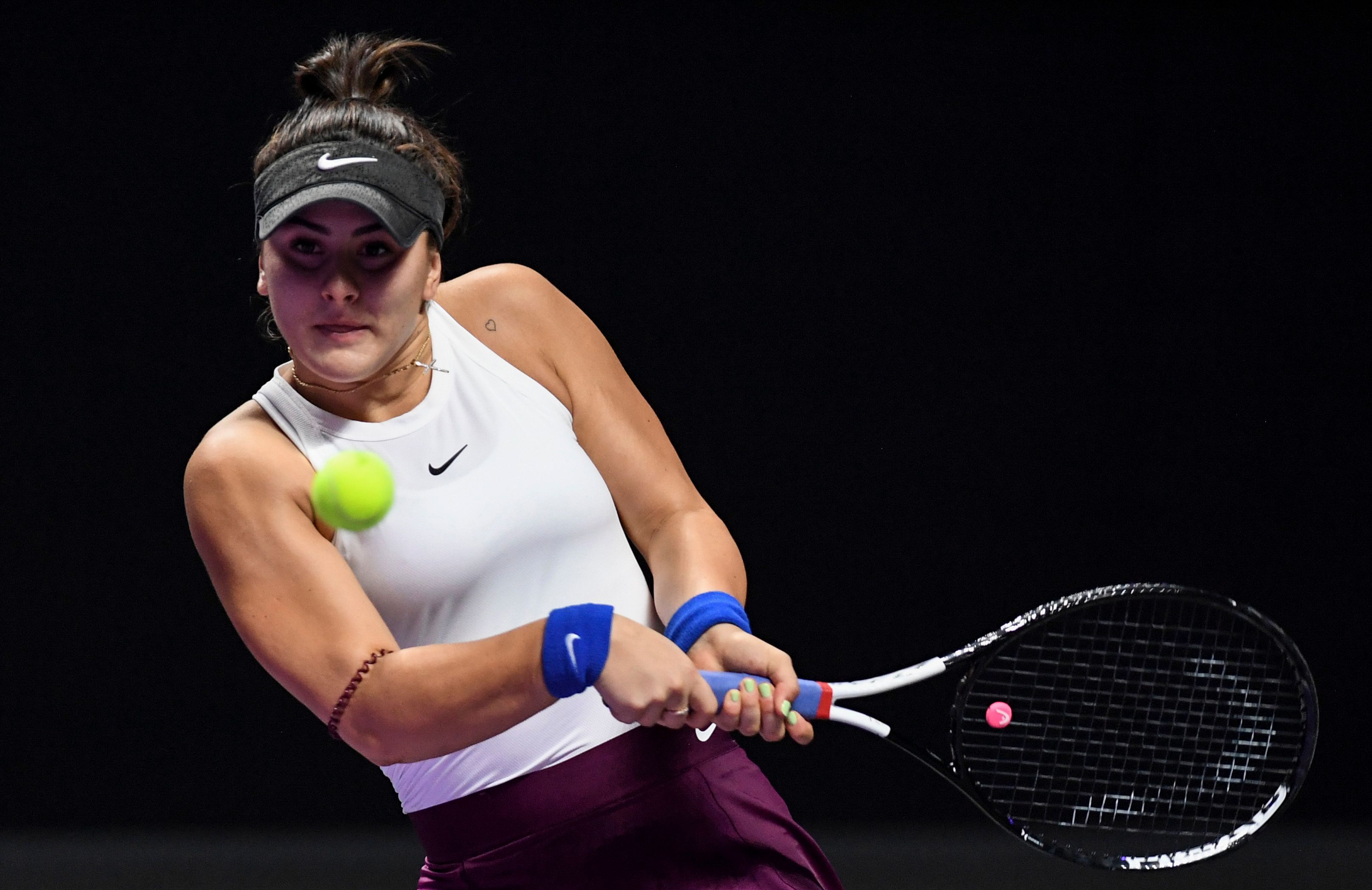 Juara Grand Slam Amerika Serikat Terbuka 2019, Bianca Andreescu, dari Kanada saat bertanding di Shenzen, Tiongkok.  