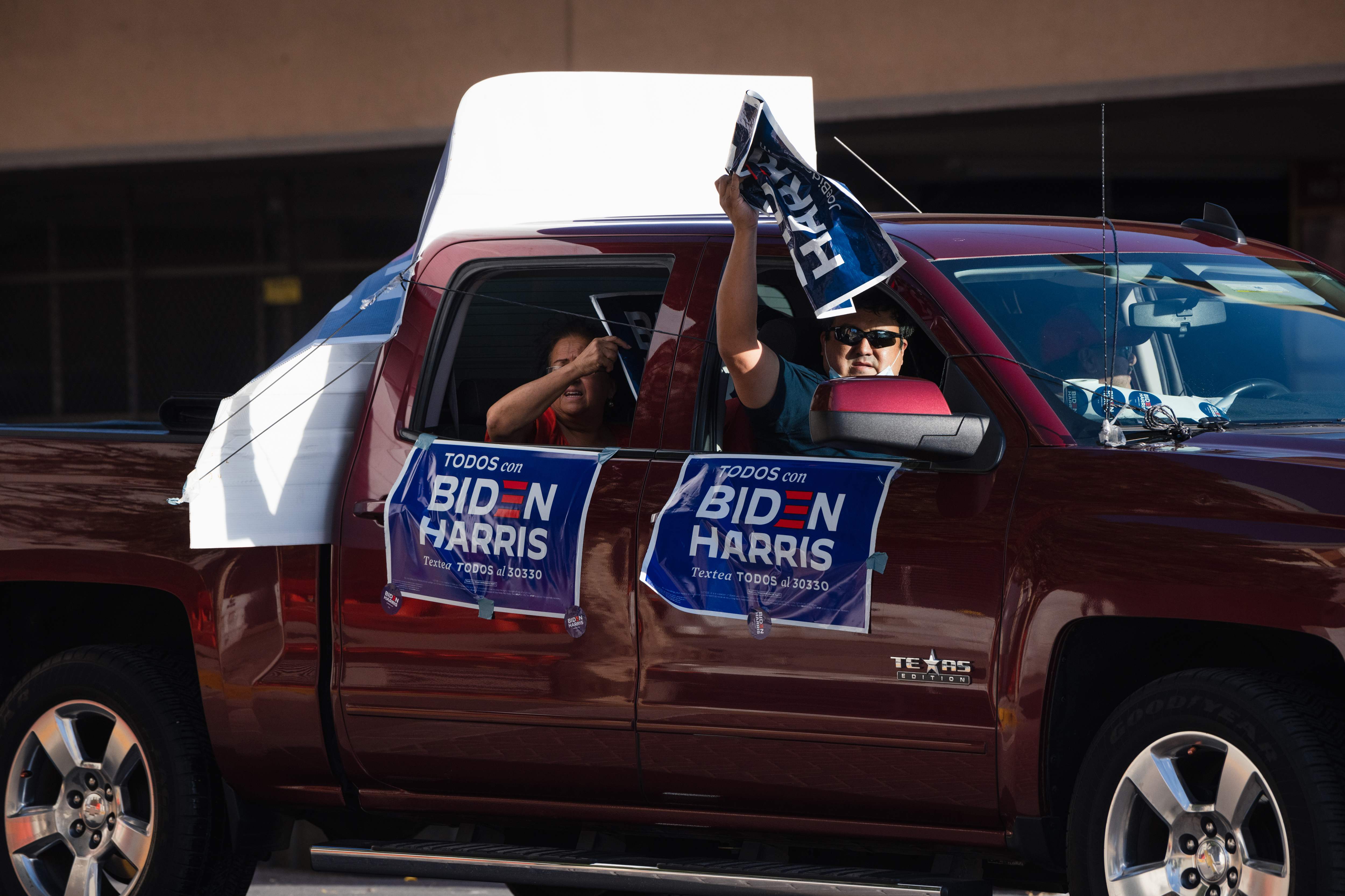 Pendukung Joe Biden-Kamala Harris melakukan pawai di jalanan  El Paso, Texas menyambut kemenangan Presiden-Wapres AS baru.