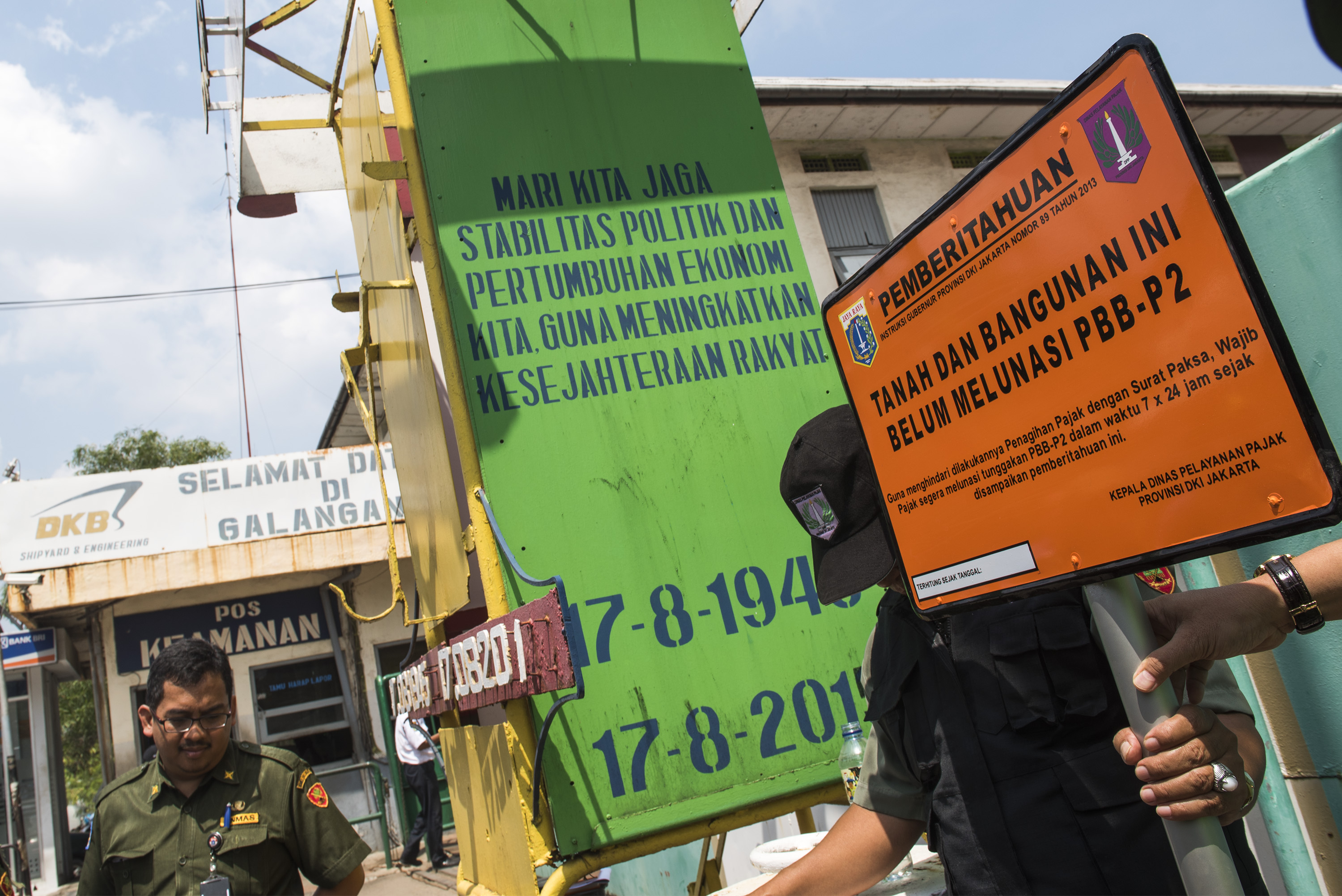 Ilustrasi: Petugas Suku Dinas Pelayanan Pajak Kota Administrasi Jakarta Utara memasang papan penunggak PBB-P2