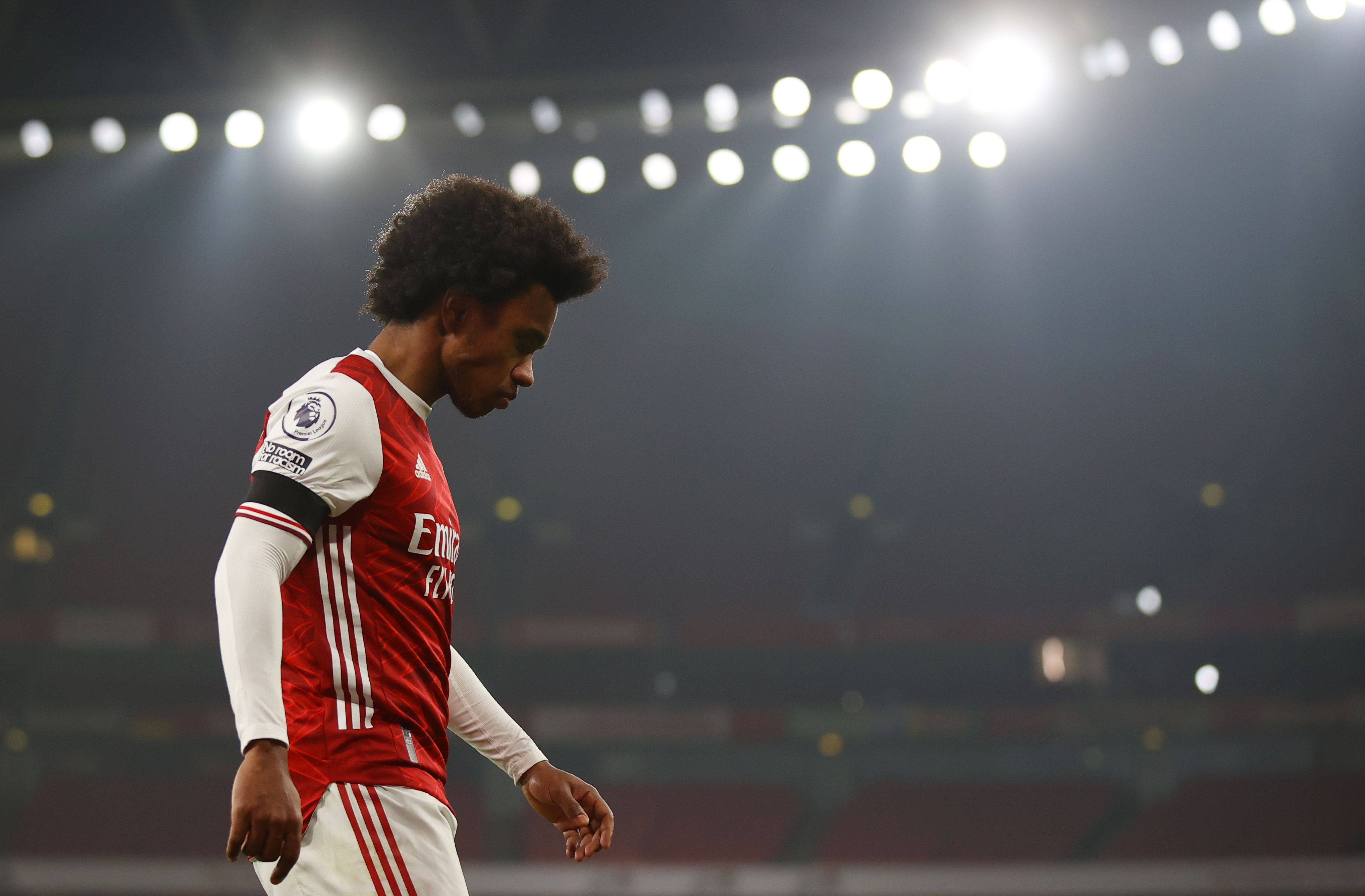 Gelandang Arsenal Willian tertunduk meninggalkan lapangan usai laga Liga Primer Inggris kontra Wolverhampton Wanderers.