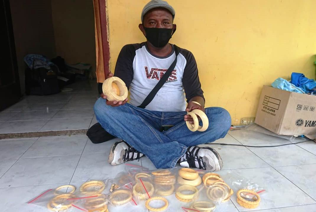 Fransiskus Albino Lusiana sedang mengantarkan produk lokalnya gelang gading kepada pembeli di Kota Maumere.