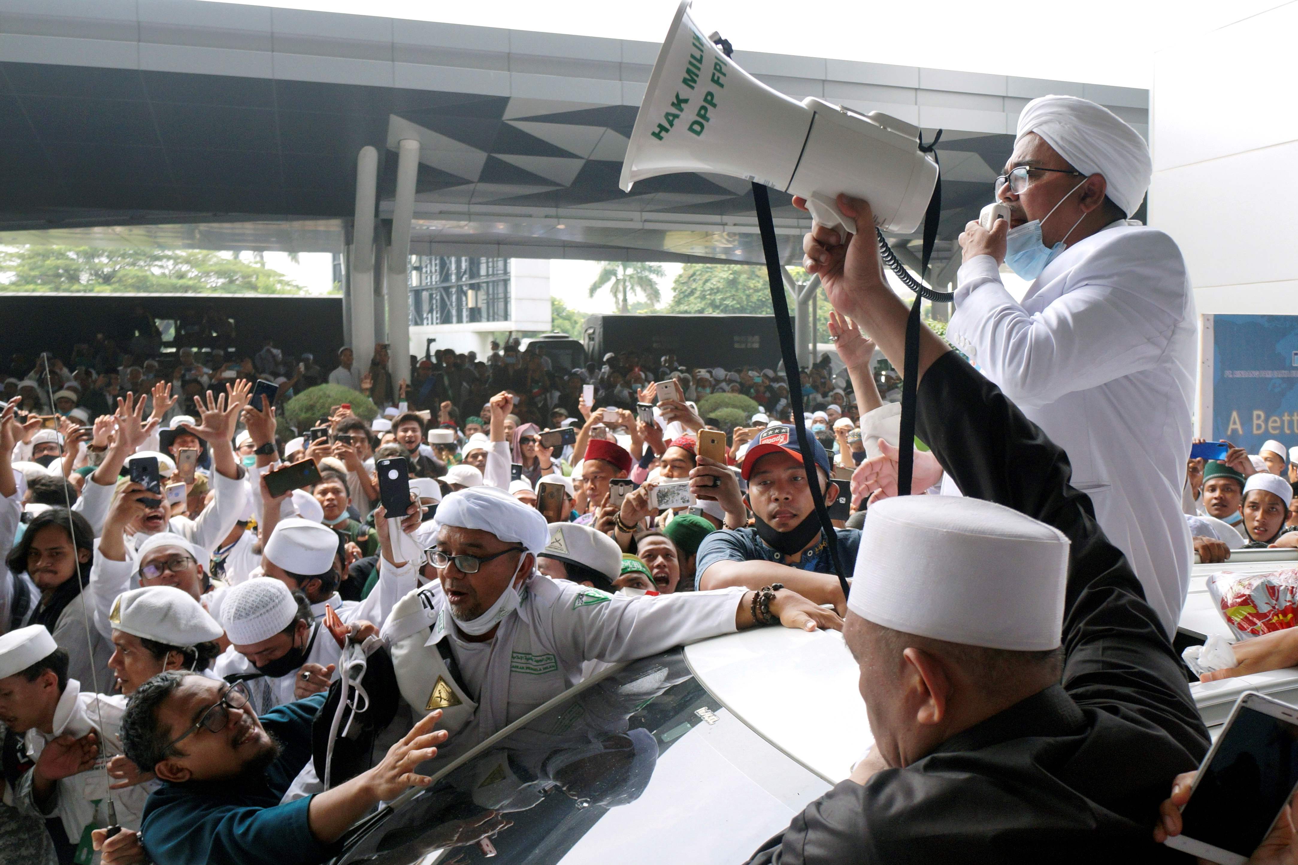 Kepulangan Imam Besar FPI Rizieq Shihab disambut massa pendukungnya.