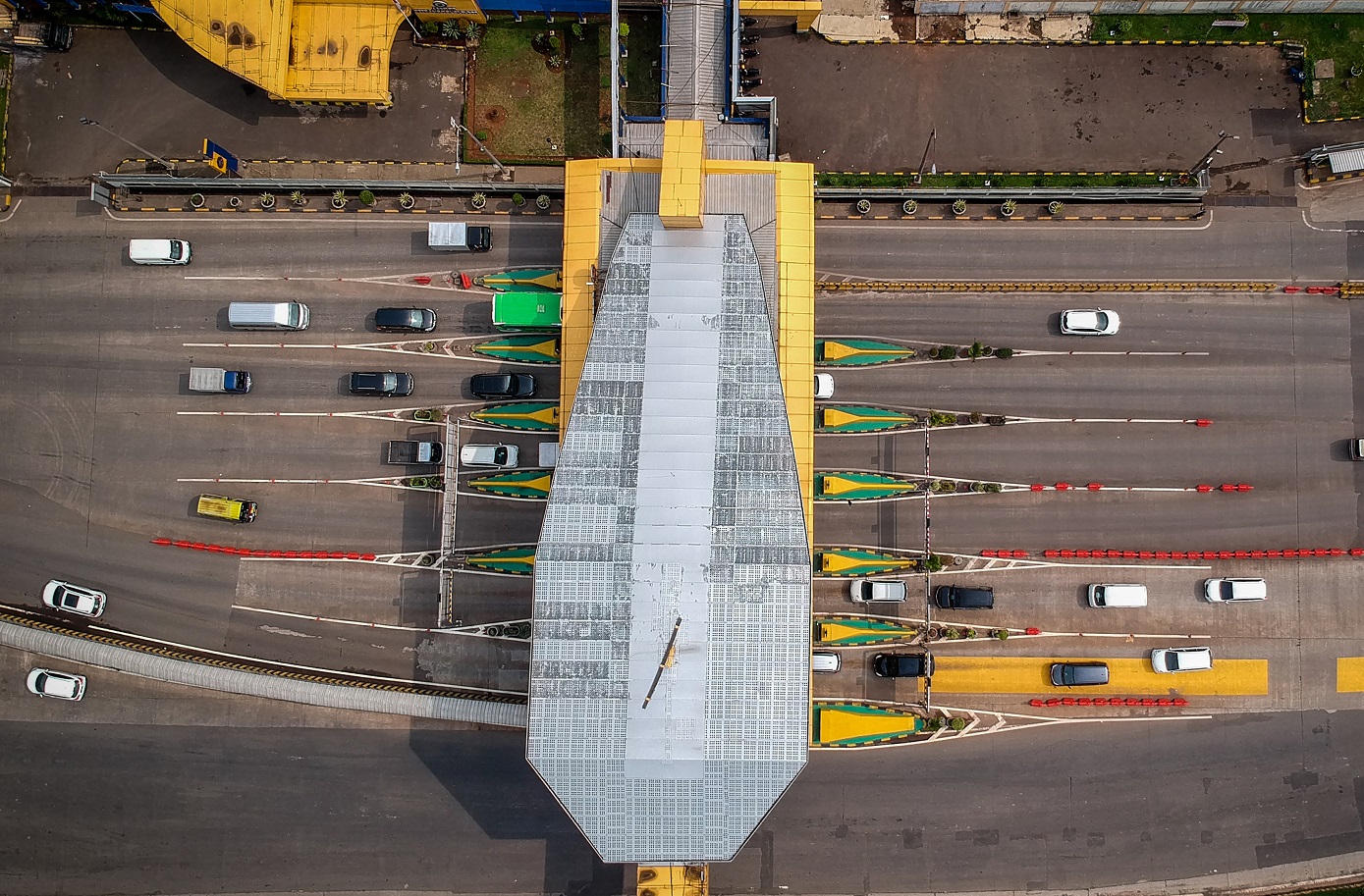 Foto udara transaksi di Gerbang Tol Cileunyi, Kabupaten Bandung, Jawa Barat.