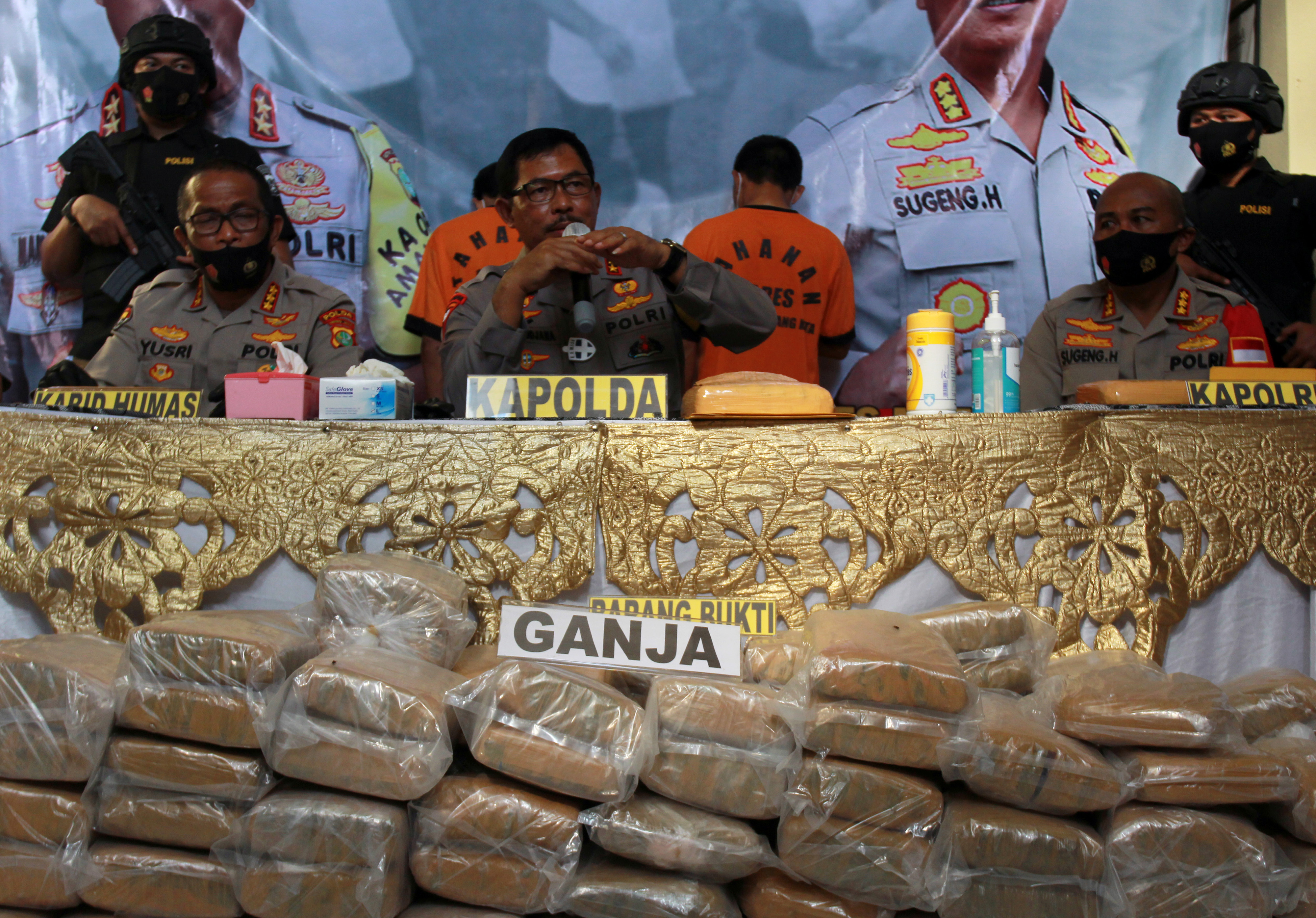 Ilustrasi--Kapolda Metro Jaya Irjen Pol Nana Sudjana (tengah) saat rilis penyelundupan ganja kering.