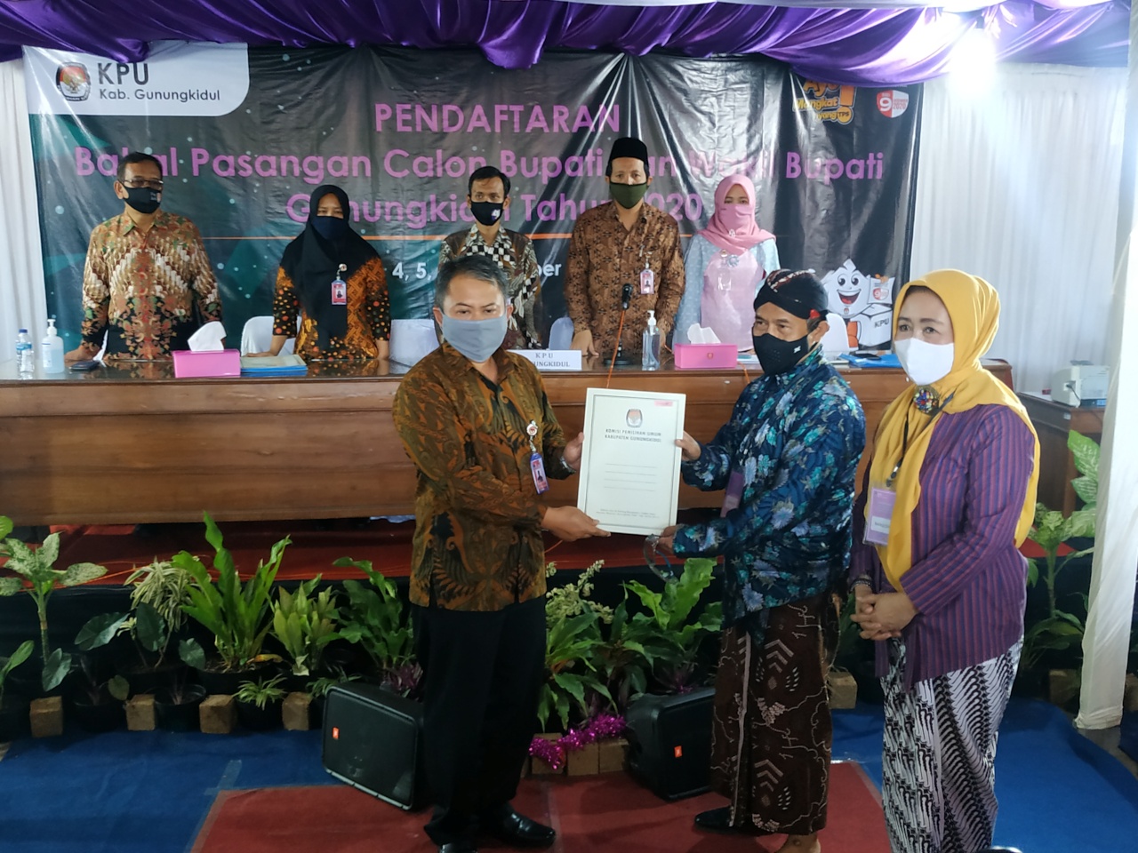 Calon Bupati dan Wakil Bupati Gunungkidul Immawan Wahyudi (kedua dari kanan) dan Martanty Soenar Dewi saat mendaftar pilkada Gunungkidul.