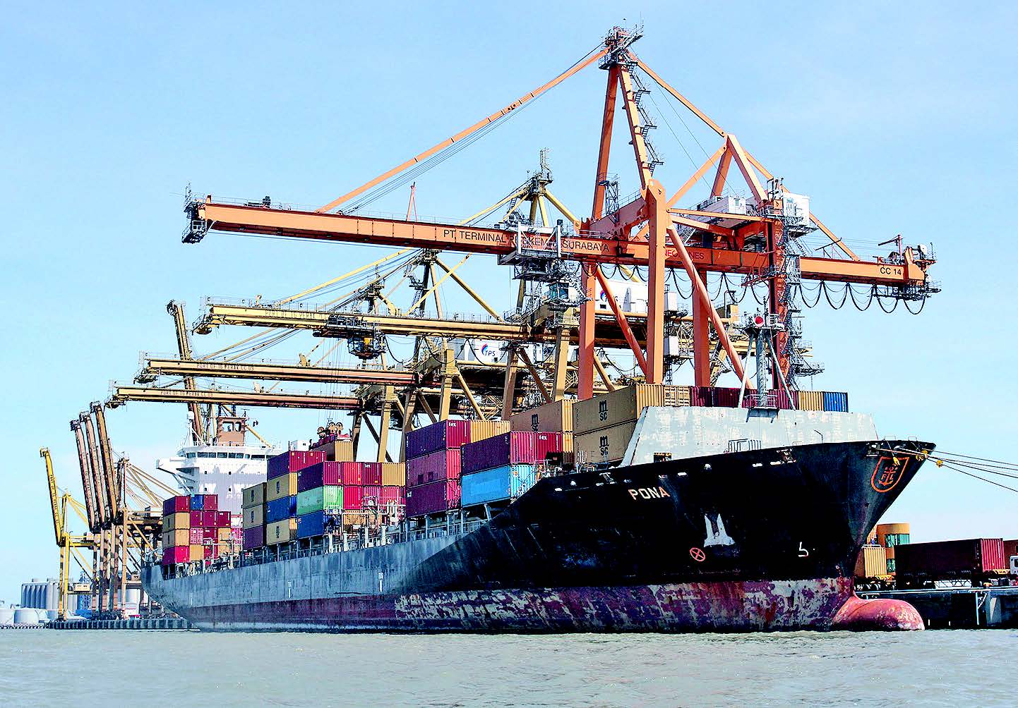 Kapal kargo bersandar di PT Terminal Peti Kemas Surabaya, Jawa Timur, kemarin.