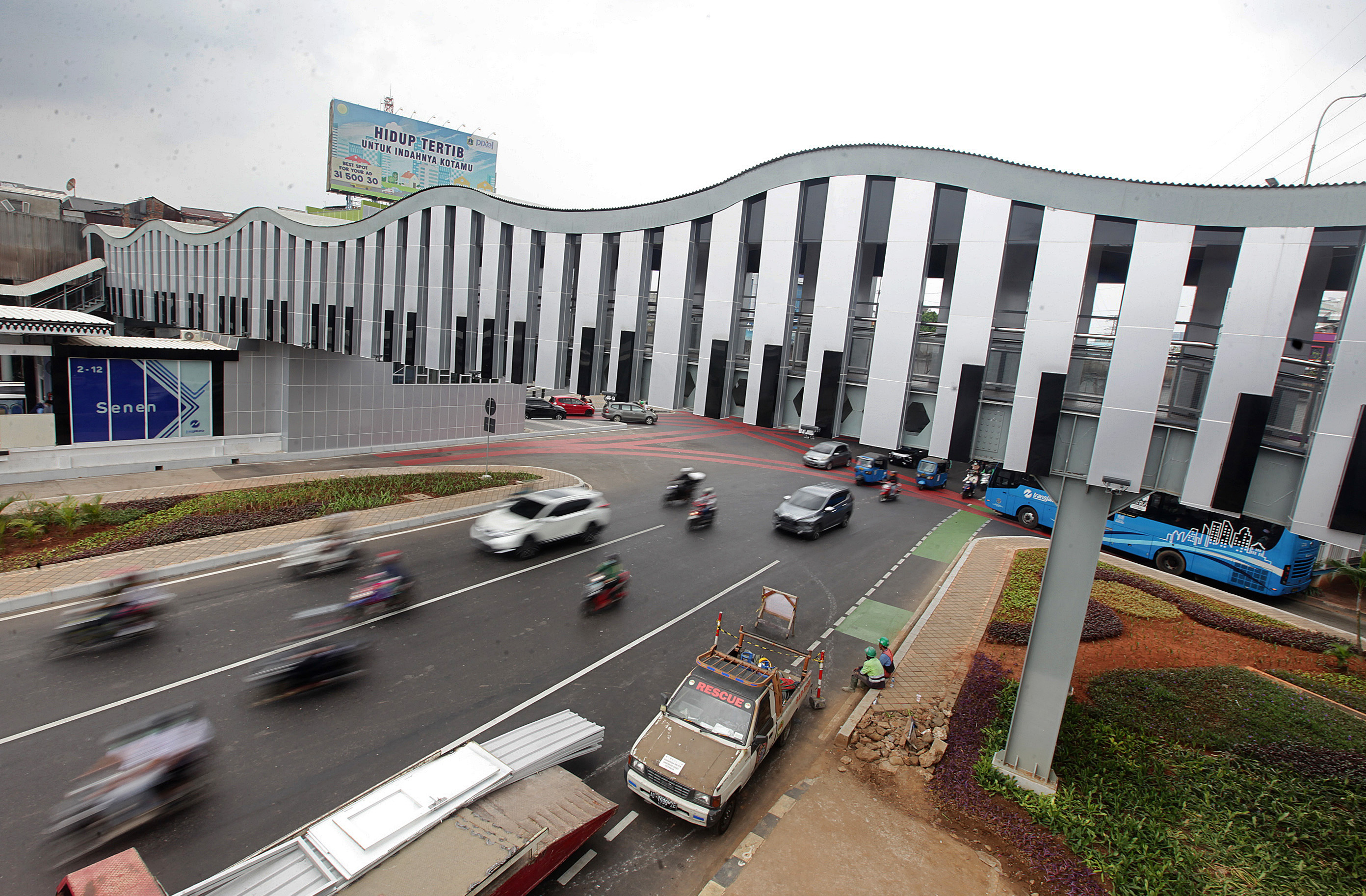 Jembatan penyeberangan orang (JPO) dan halte transjakarta sudah mulai digunakan di Underpass Senen Extension, Jakarta, Minggu (22/10/2020)
