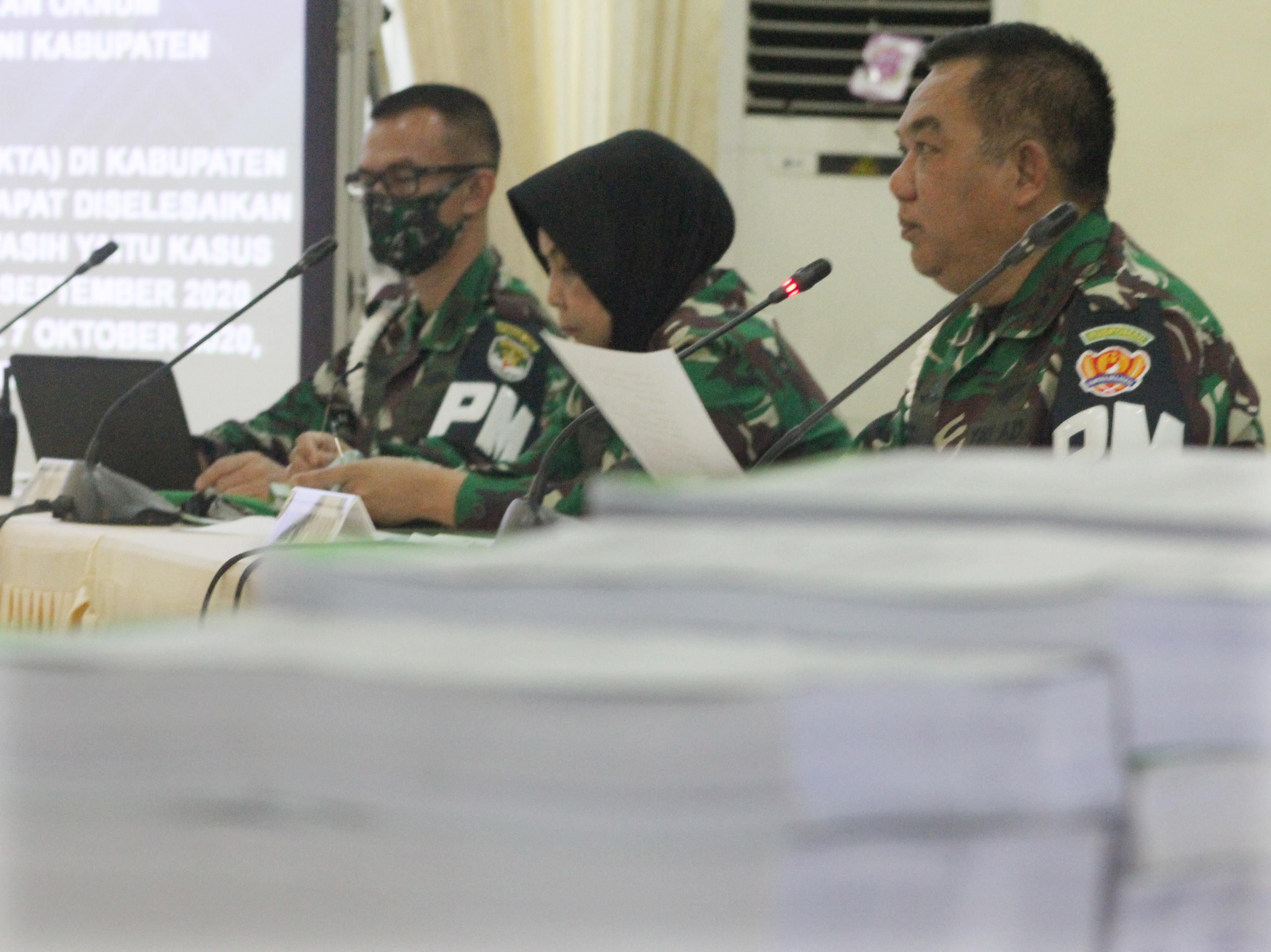 Komandan Puspomad Letjen TNI Dodik Wijanarko (kiri) bersama dengan jajarannya setelah menggelar jumpa pers.