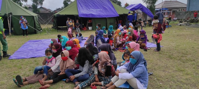 Warga Dusun Sumber, Desa Klakah, kecamatan Selo, kabupaten Boyolali minta diungsikan karena mendengar suara gemuruh Merapi