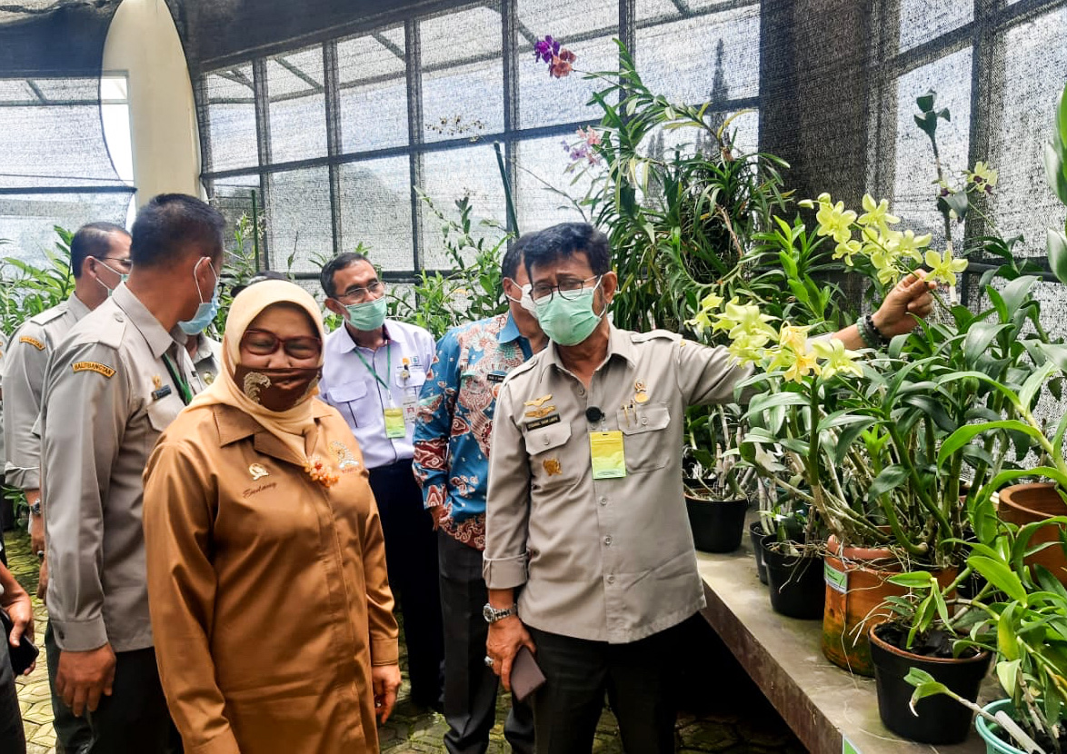 Menteri Pertanian Syahrul Yasin Limpo (kanan) meninjau fasilitas Balai Penelitian Tanaman Hias di Cianjur, Jawa Barat.