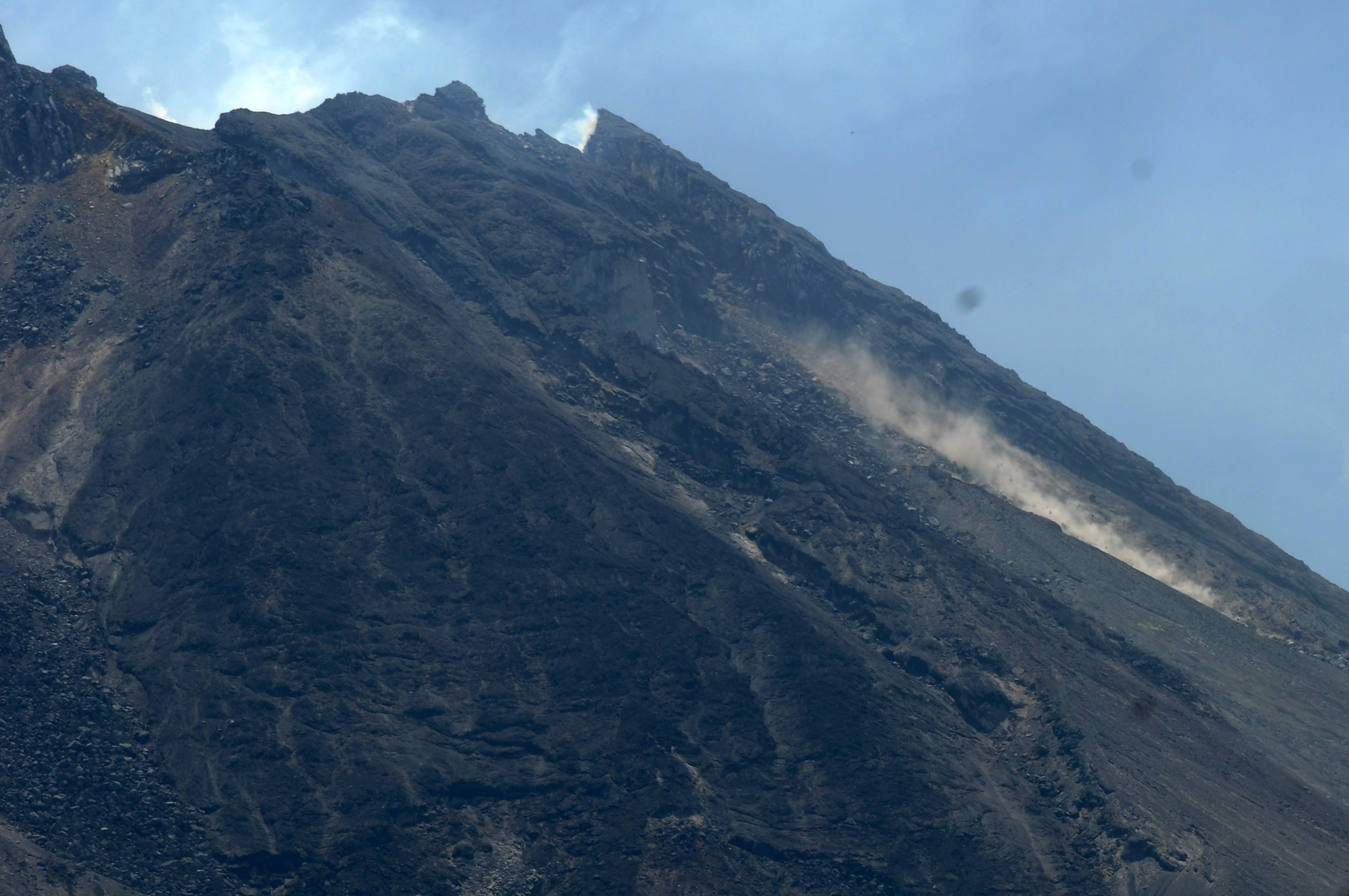 Aktivitas guguran kecil material Gunung Merapi terlihat di Tlogolele, Selo, Boyolali, Jawa Tengah, Jumat (6/11/2020). 