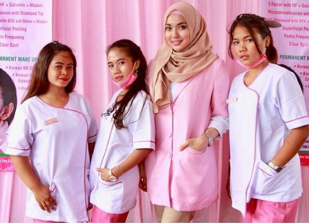 Nadia Stefanie (dua kanan)