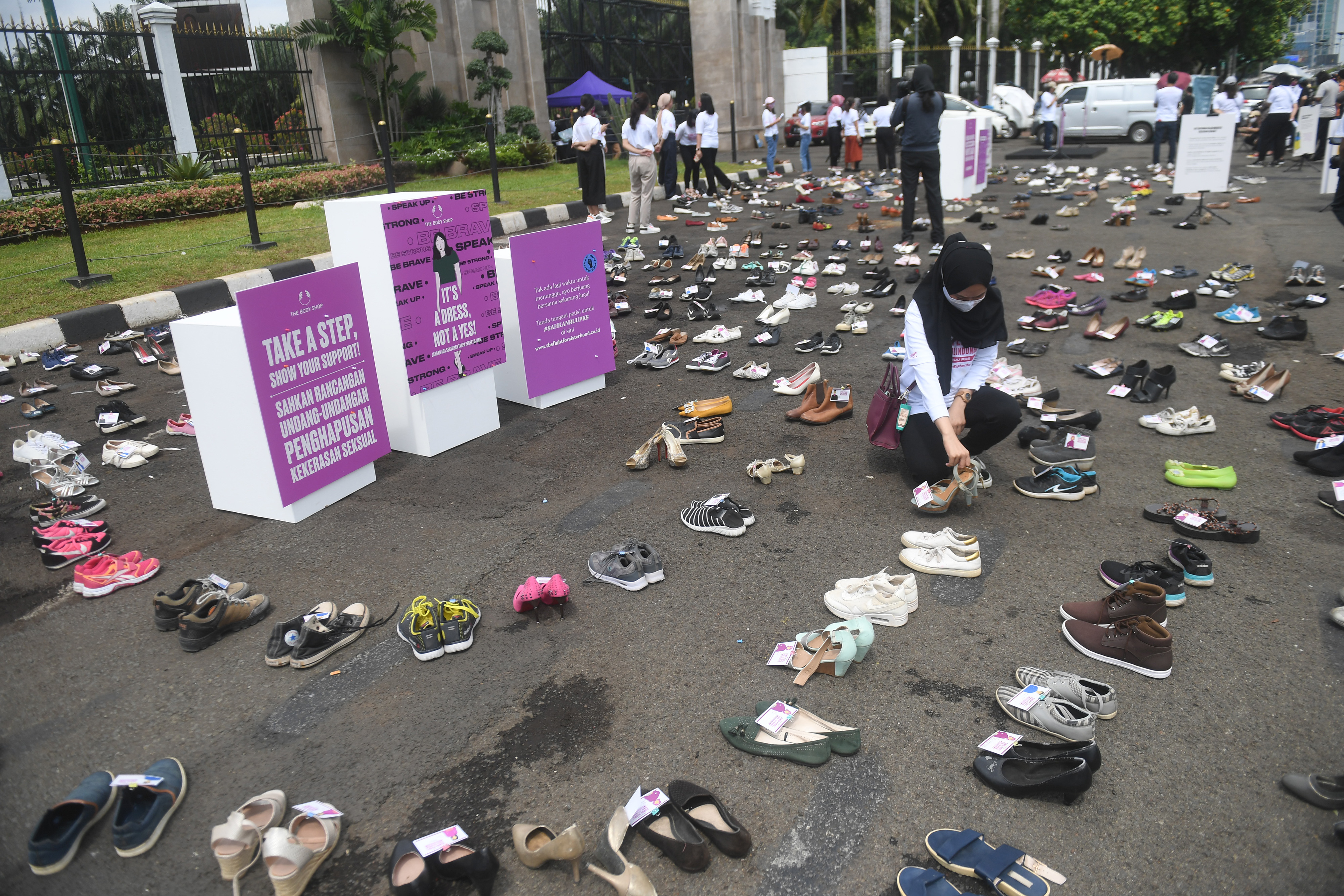 Pegiat perempuan merapikan sepatu saat aksi diam 500 Langkah Awal Sahkan RUU Penghapusan Kekerasan Seksual di Jakarta, Rabu (25/11).