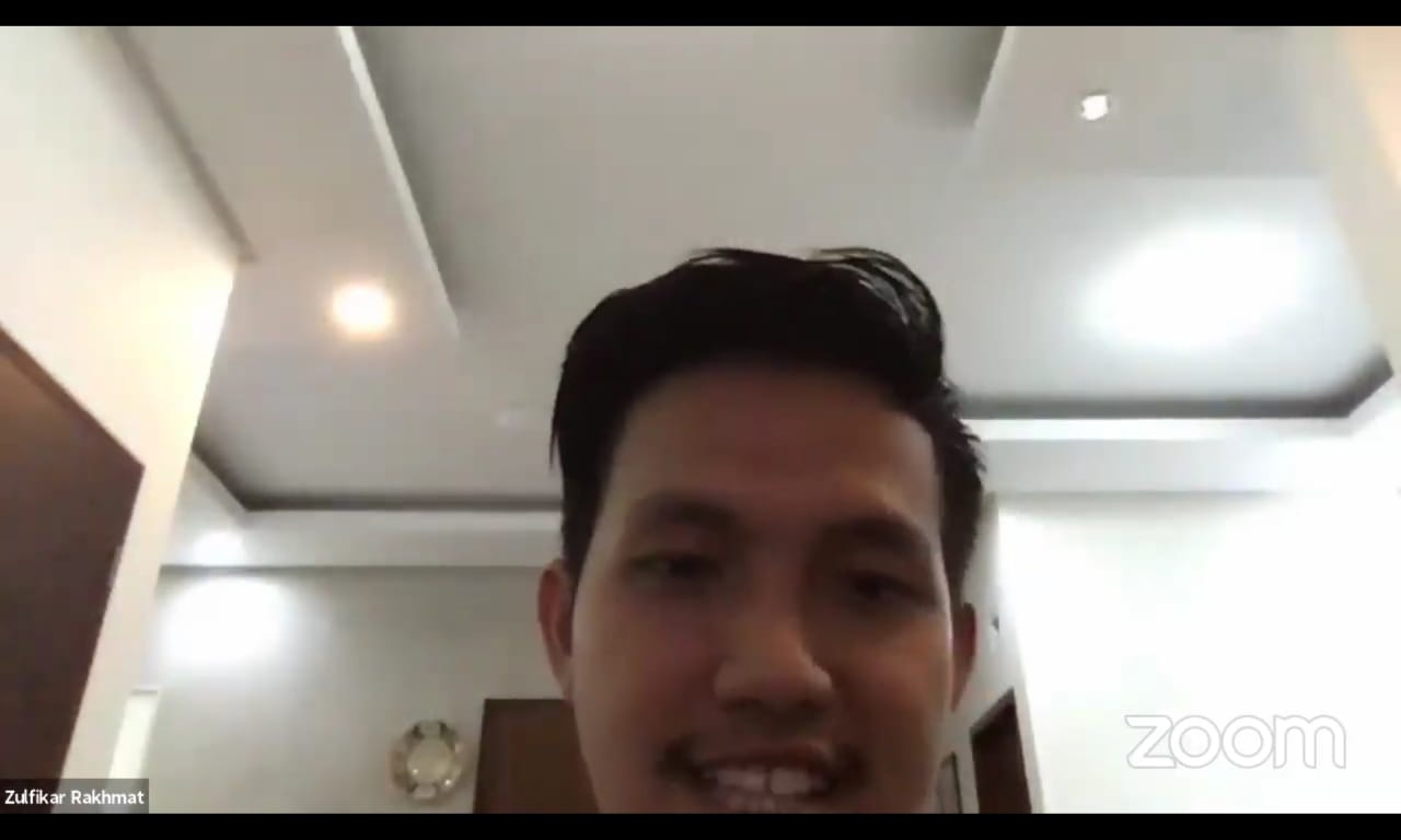 Peneliti Associate Institute for Development of Economics and Finance (Indef) M Zulfikar Rahmat saat memberi pemaparan, Minggu (1/11).