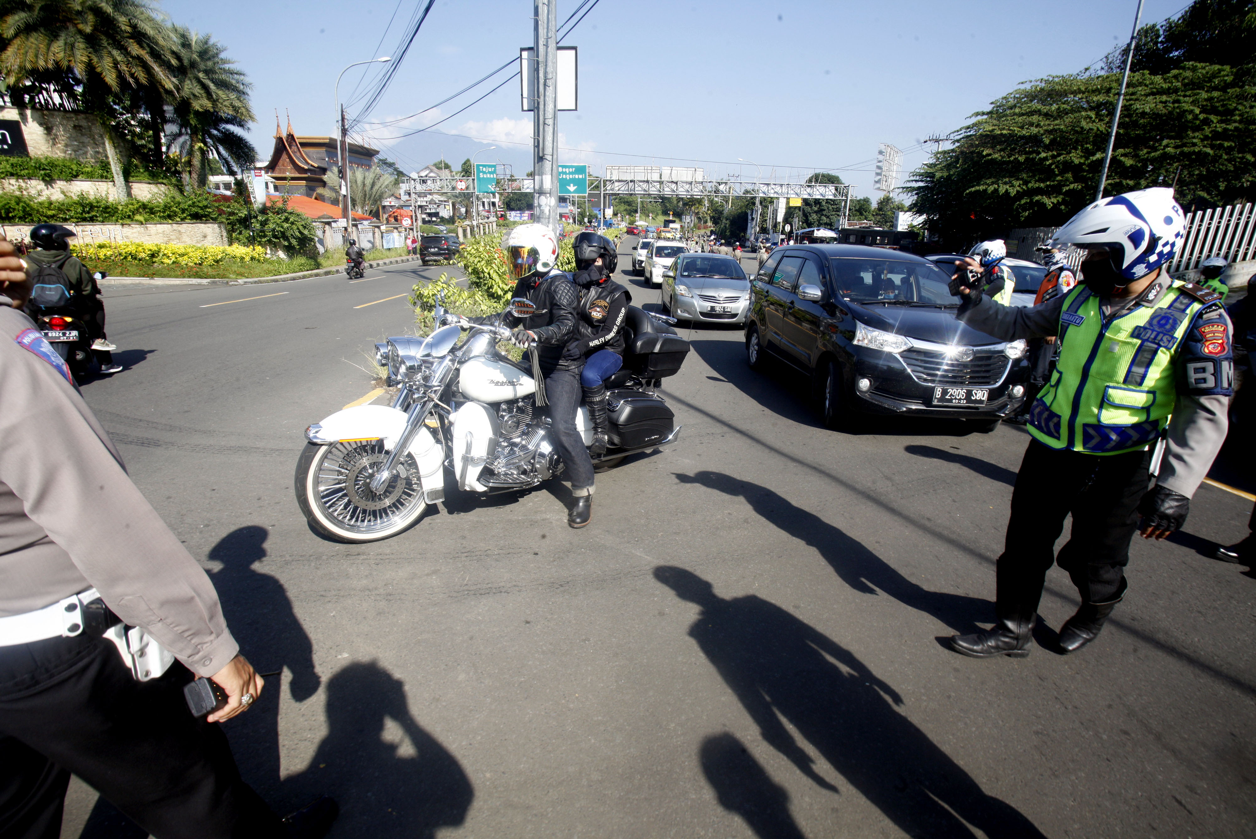 Petugas memutar balik kendaraan saat melakukan penyekatan kendaraan wisatawan di titik poin PSBB di Simpang Gadog, Kabupaten Bogor, Jabar.