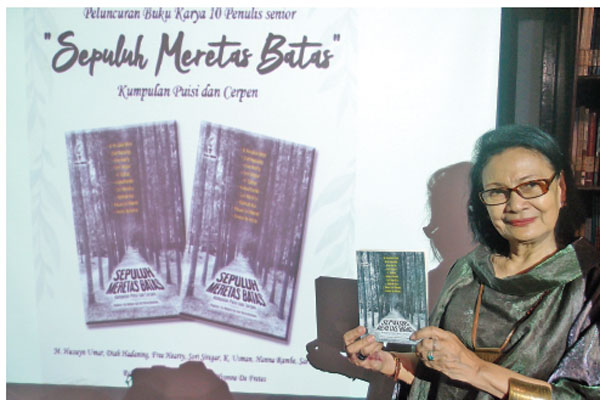 PENULIS Yvonne de Fretes salah satu penulis dalam buku kumpulan puisi dan cerpen berjudul Sepuluh Meretas Batas