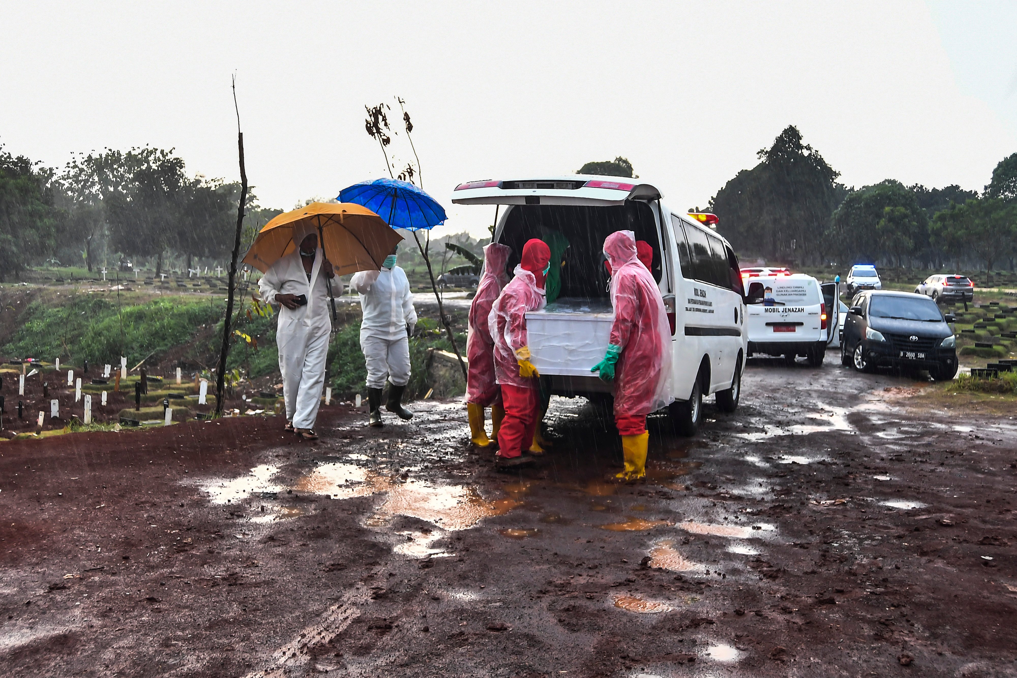 Ilustrasi pemakaman jenazah covid-19 di TPU Pondok Ranggon