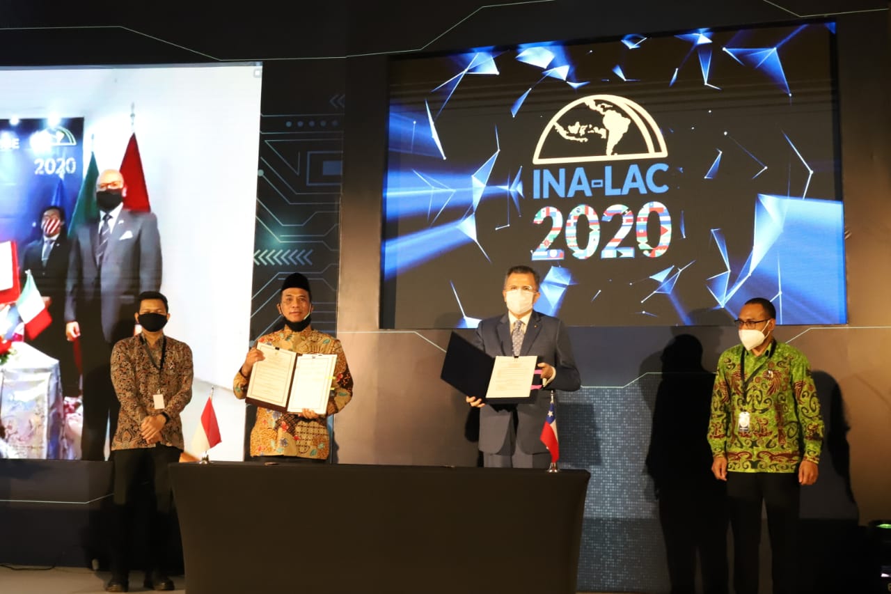  Kepala Badan Penyelenggara Jaminan Produk Halal, Sukoso dan Dubes Republik Chile untuk Indonesia Gustavo Ayares Ossodon.