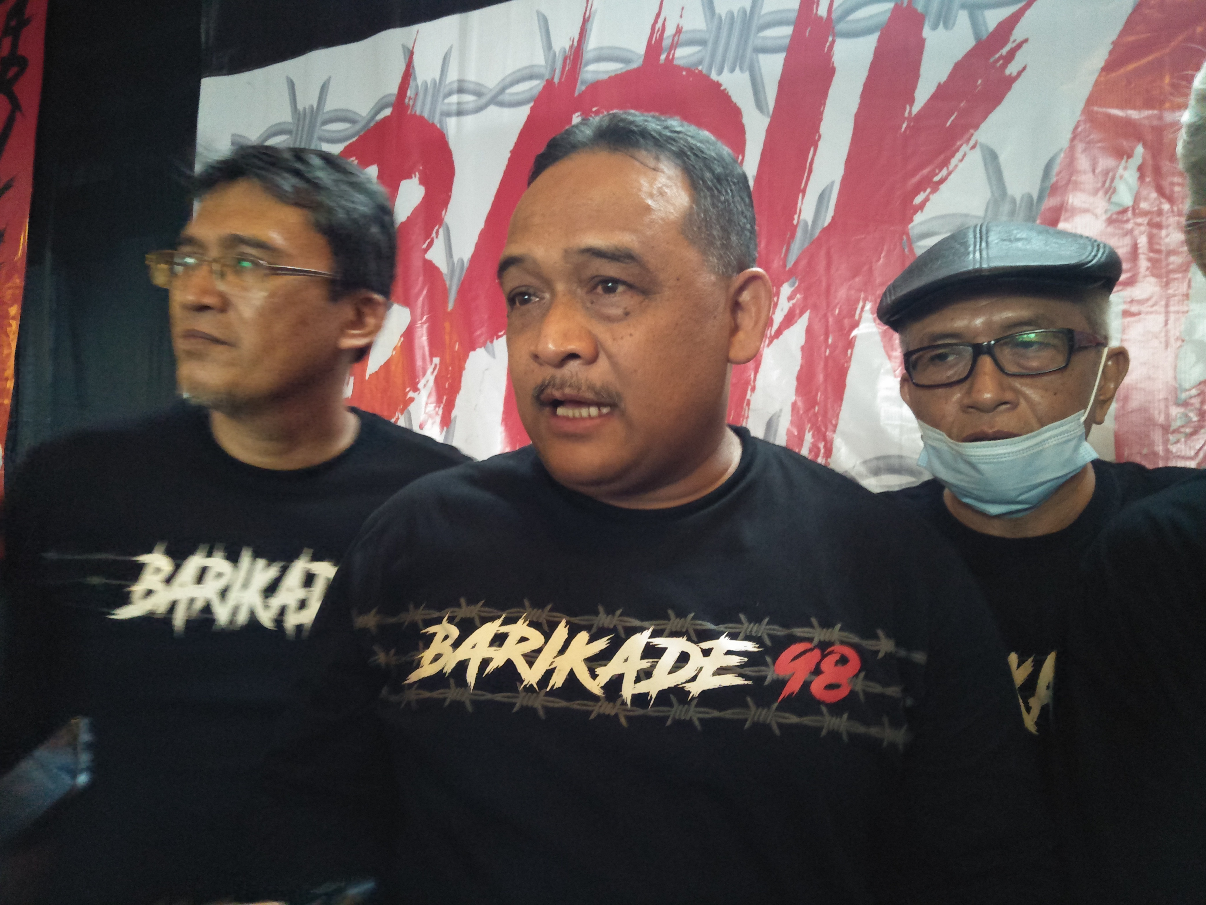 Ketua Umum Dewan Pimpinan Nasional Barikade 98 Benny Ramdhani (tengah)