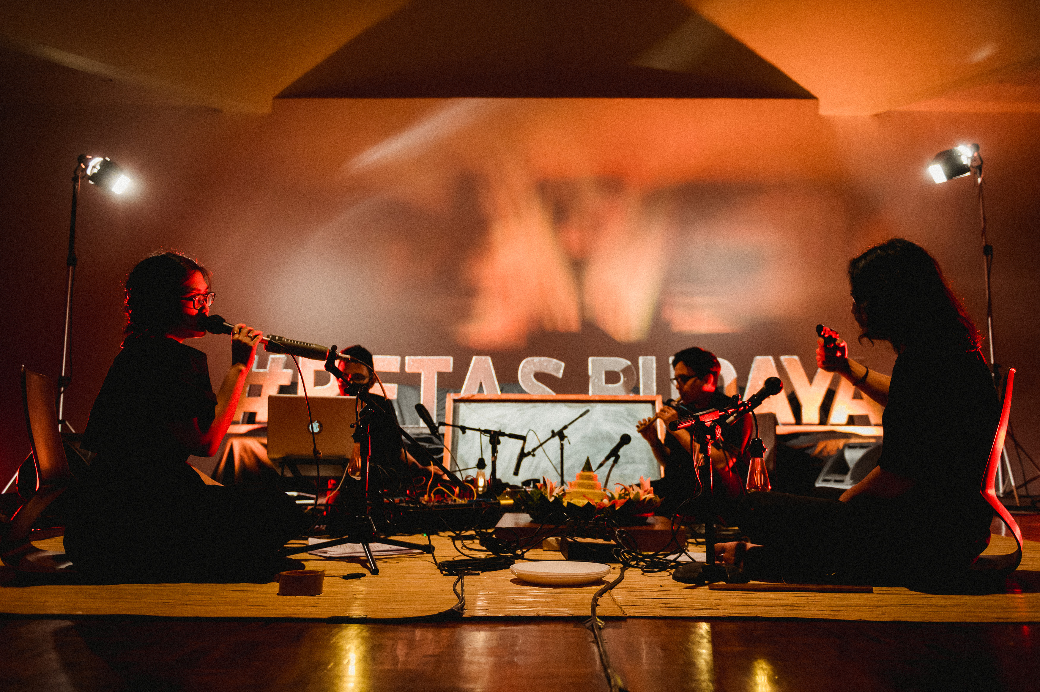 Grup performans Edjaan Peralihan turut berpartisipasi dalam Festival Retas Budaya. 