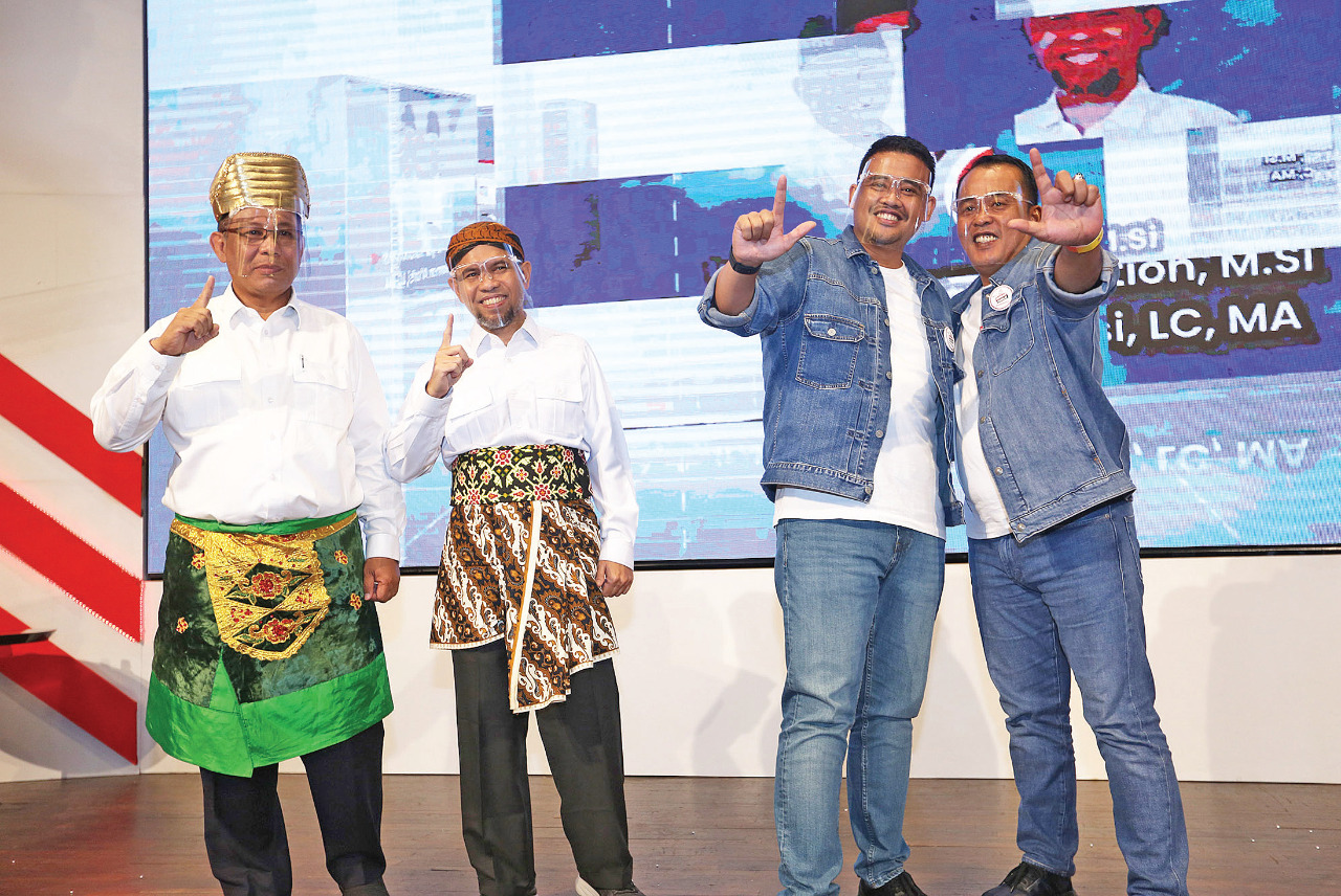 Pasangan calon Wali Kota dan Wakil Wali Kota Medan nomor urut 1 Akhyar Nasution-Salman Alfarisi (kiri) dan nomor urut 2 Bobby Nasution-Aulia