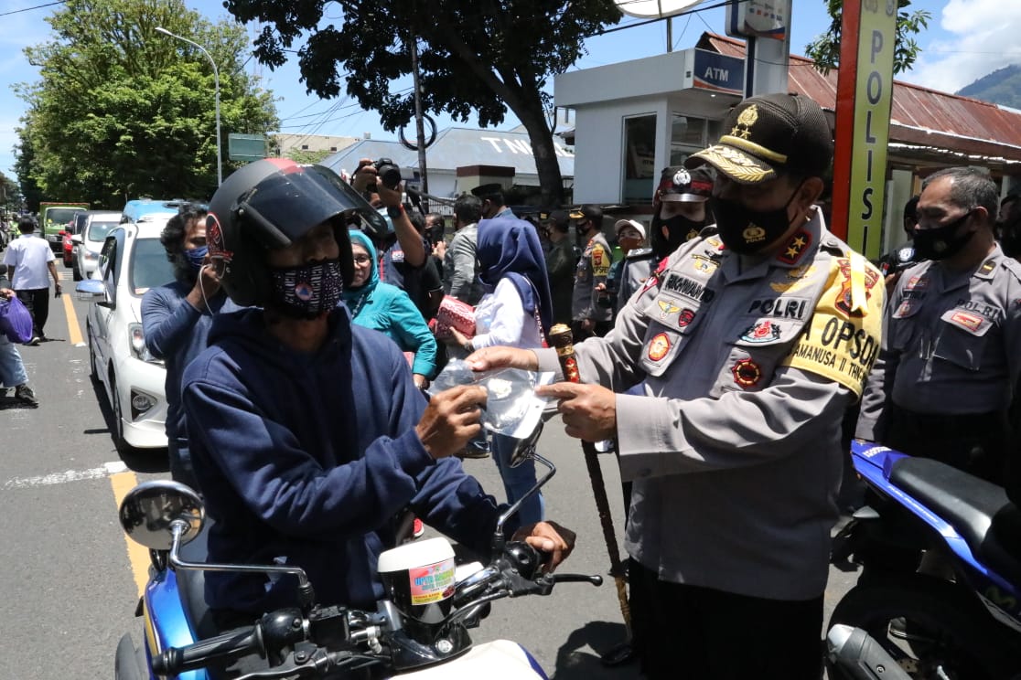 Irjen Rikwanto saat menjabat sebagai Kapolda Maluku Utara membagikan masker kepada pengendara motor. Kini ia menjadi Kapolda Kalsel.