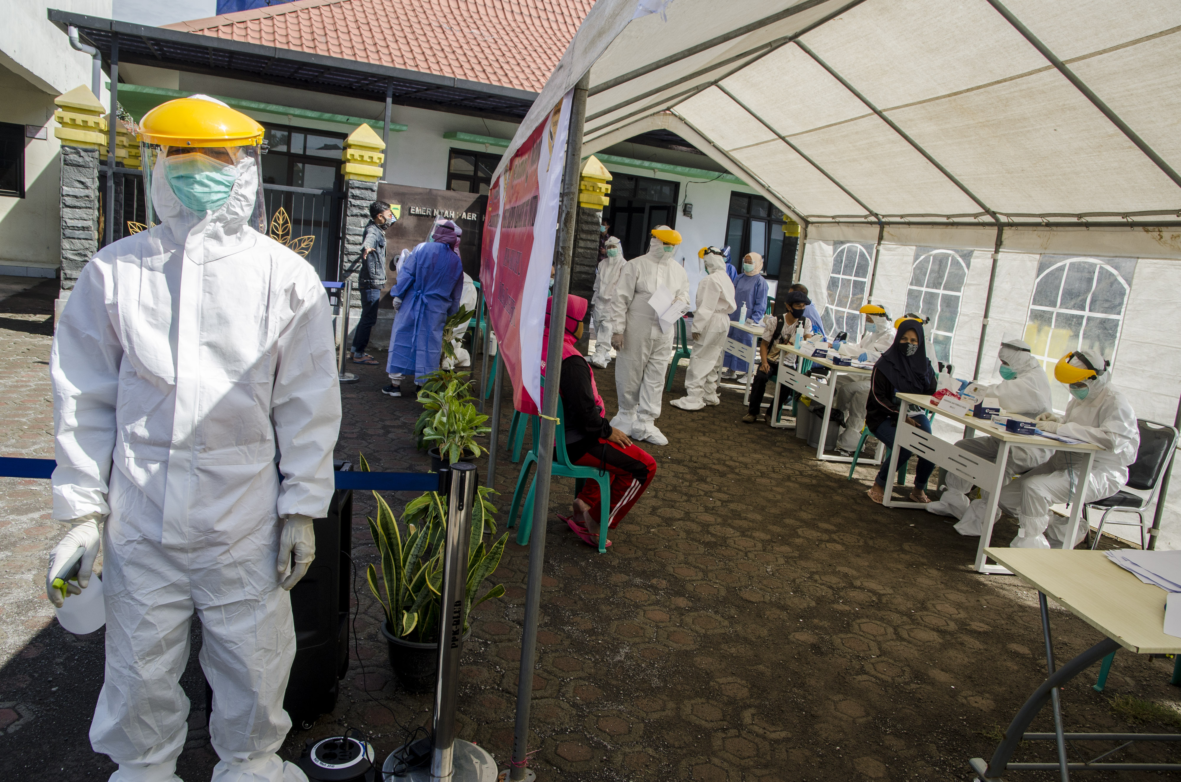 Petugas Kelompok Penyelenggara Pemungutan Suara(KPPS) menjalani tes cepat (Rapid Test) COVID-19 untuk Pilkada Kabupaten Bandung 2020.