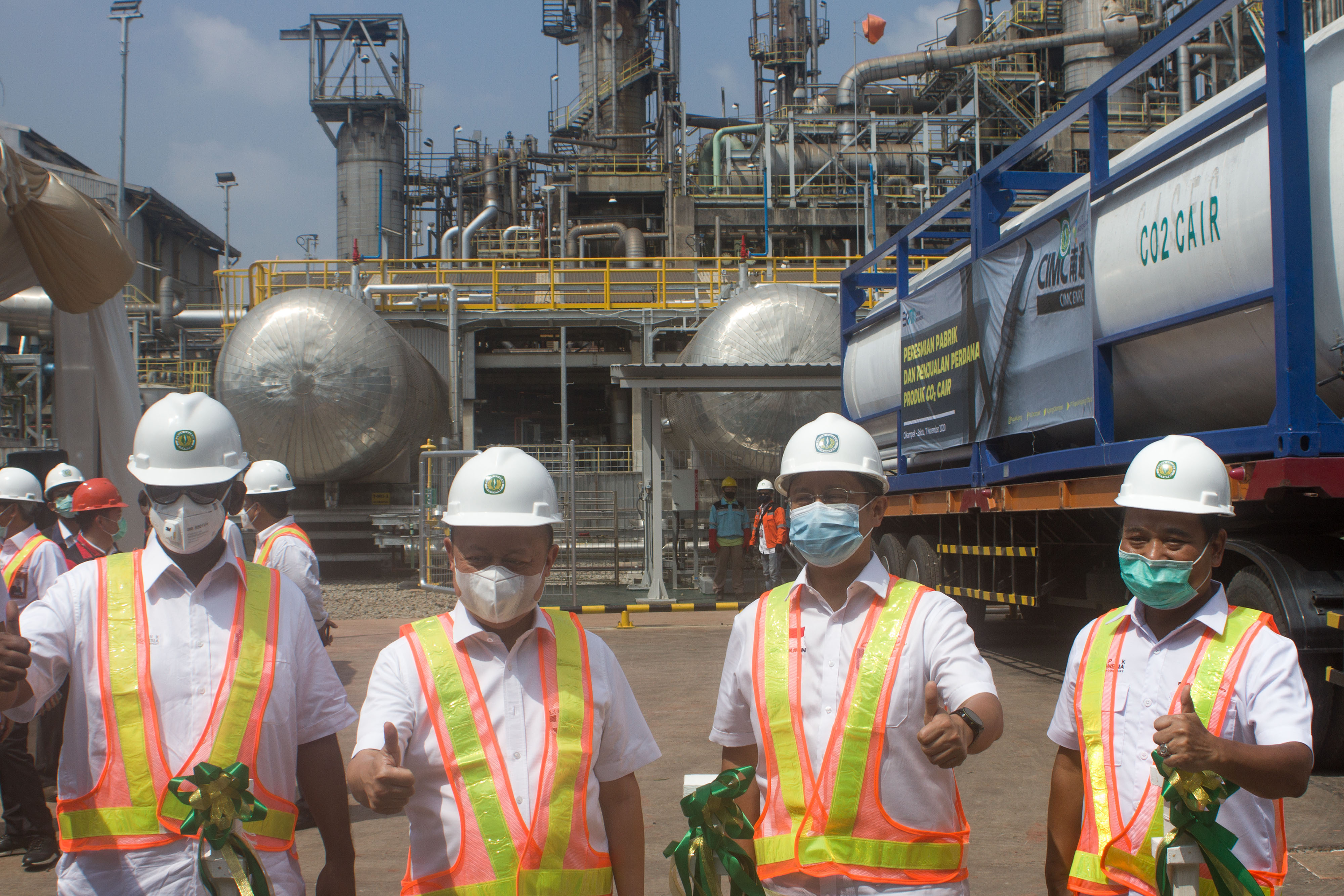 Wakil Menteri BUMN I Budi Gunadi Sadikin (kedua kanan) seusai meresmikan pabrik karbondioksida