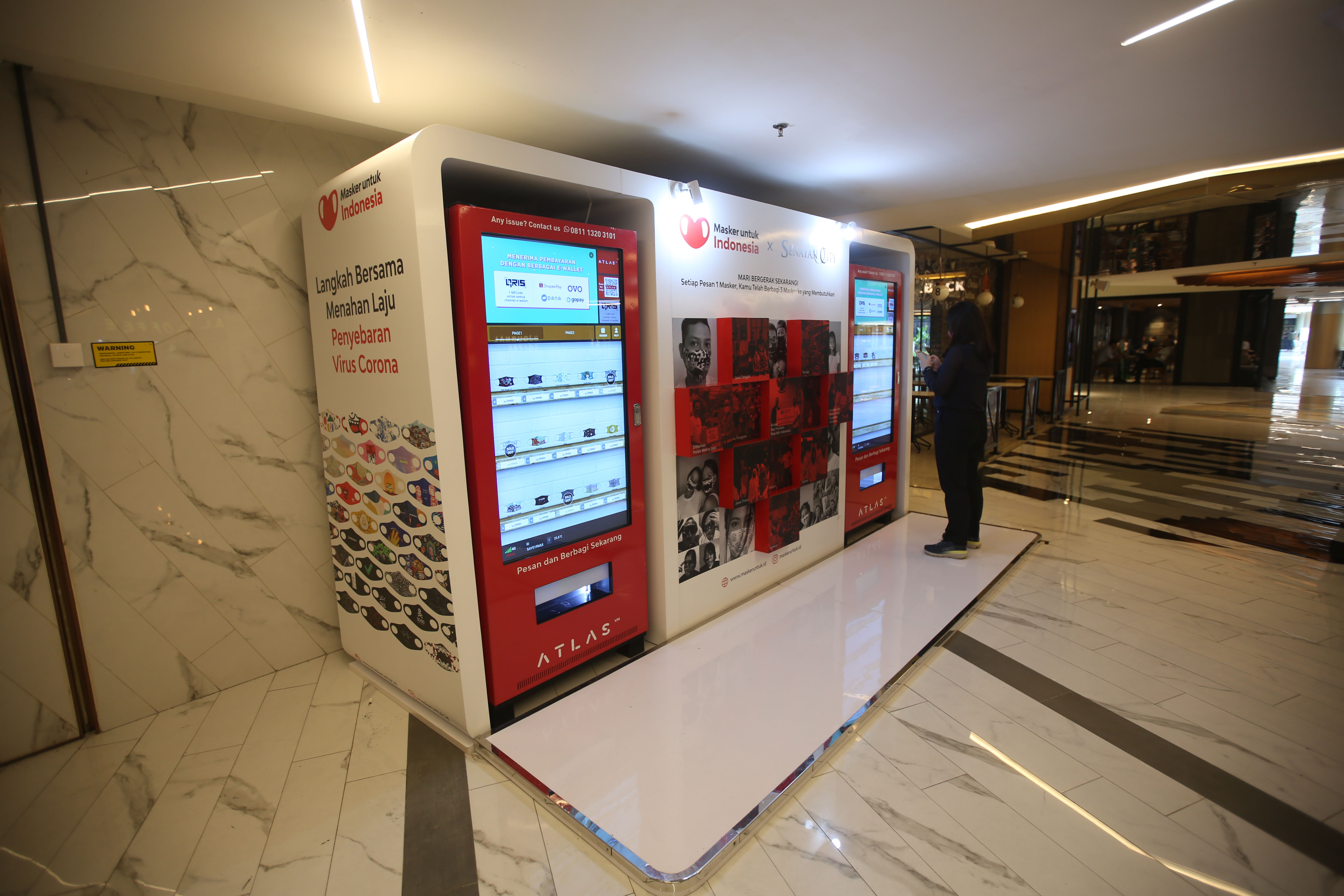Mesin penjual masker di pusat perbelanjaan Jakarta