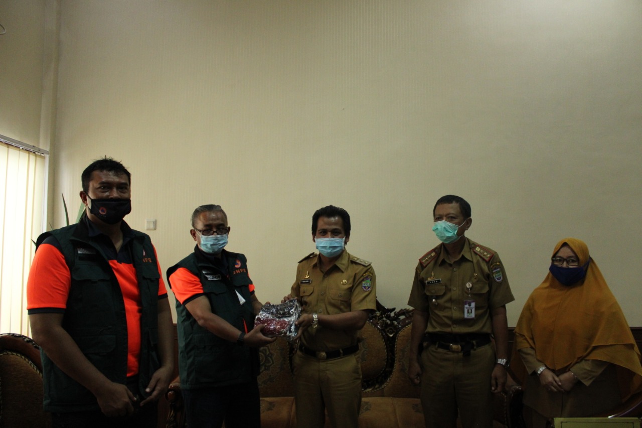 Perwakilan dari BNPB, Yuferizal memberikan bantuan Wakil Bupati Ciamis Yana Diana Putra, berupa 10ribu masker, logistik untuk korban bencana