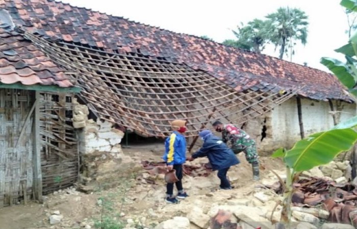 Salah satu rumah warga yang rusak di Desa Sokalelah, Kecamatan Kadur, Pamekasan, Jatim akibat angin kencang yang disertai hujan deras. 