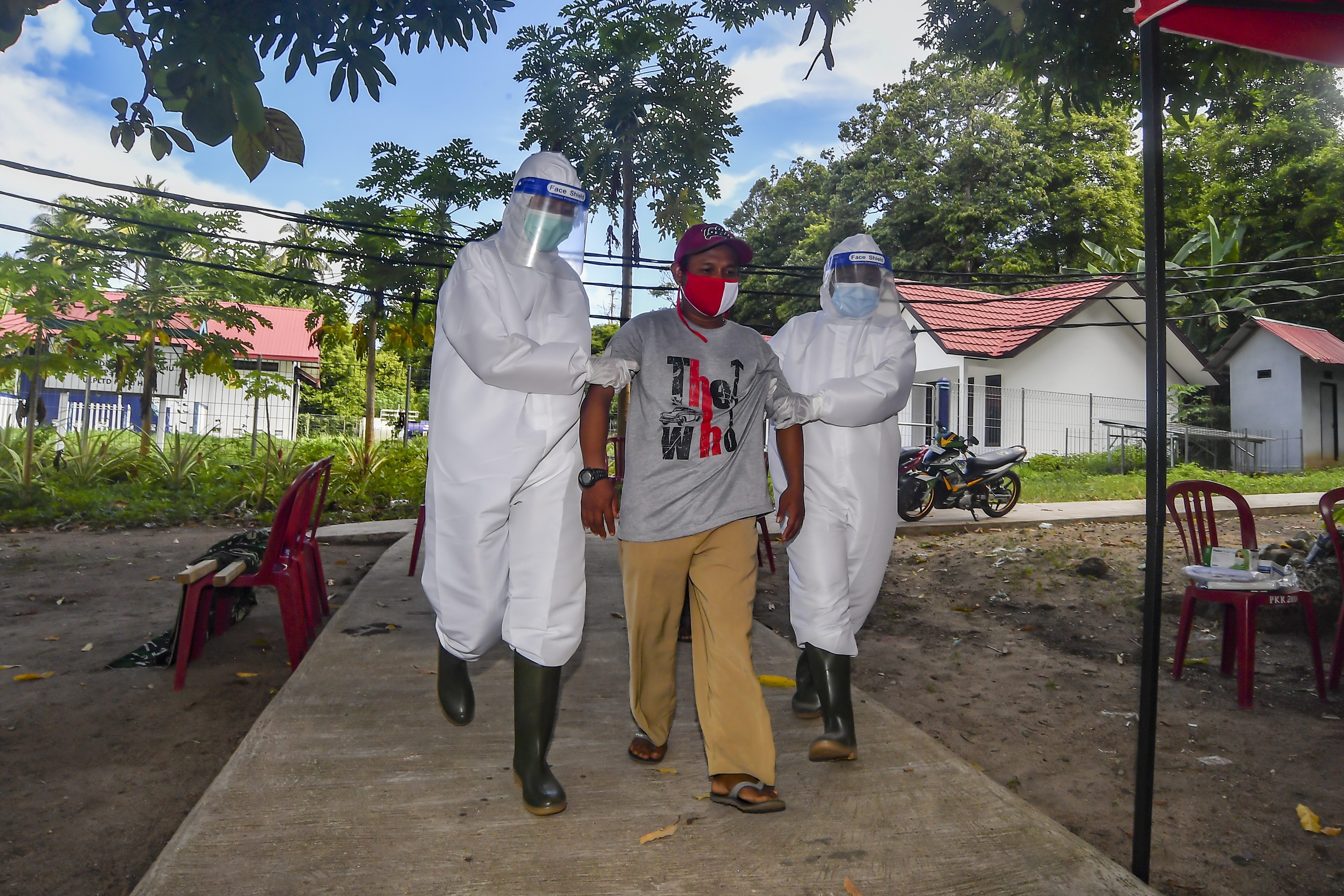 Petugas kesehatan membawa warga yang berperan menjadi pasien terpapar covid-19 saat simulasi di Pulau Hatta, Banda, Maluku.