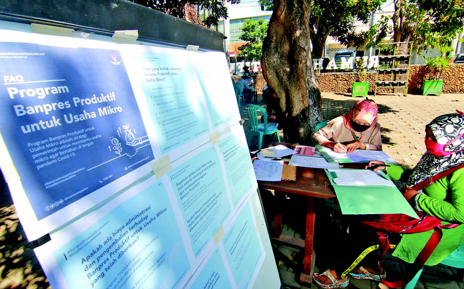 Warga mengisi formulir untuk mengurus program Bantuan Presiden (Banpres) di Banyuwangi, Jawa Timur, Jumat (28/8).