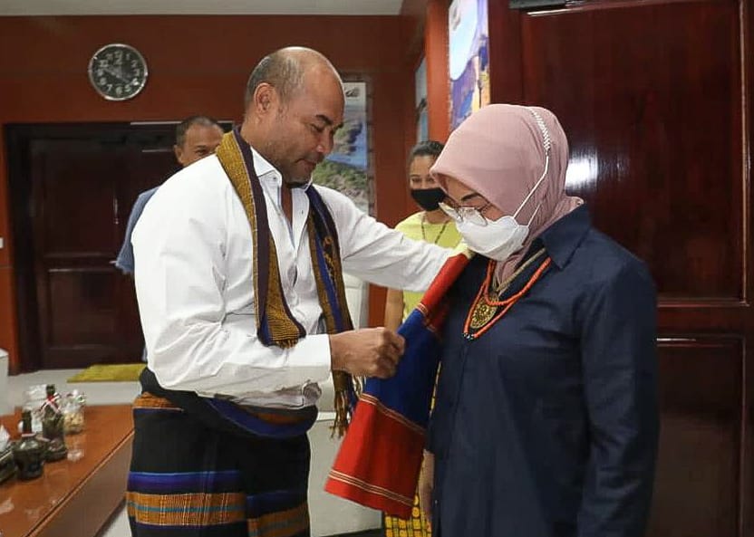 Gubernur Nusa Tenggara Timur (NTT) Viktor Bungtilu Laiskodat membeti kain khas NTT kepada Menaker Ida Fauziyah (kanan).  