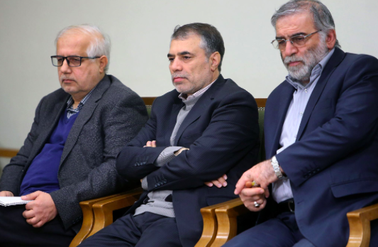 Ilmuwan nuklir Iran Mohsen Fakhrizadeh (kanan) yang tewas dibunuh pada Jumat, 27 November 2020.