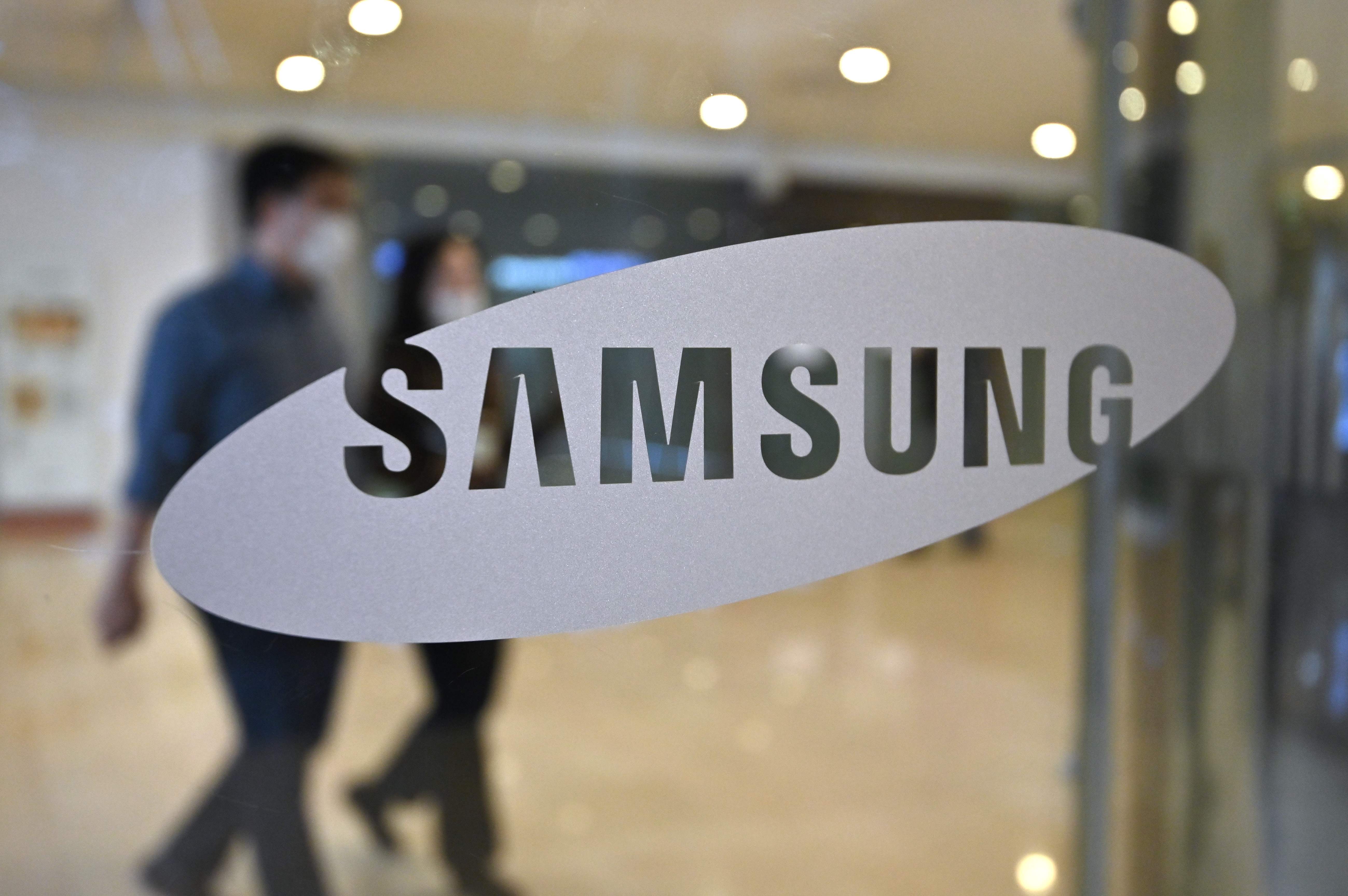 Logo Samsung terlihat di sebuah showroom di Seoul, Korsel.