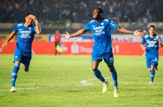 Pesepak bola Persib Bandung Geoffrey W.M Castillion (kedua kanan) dan Wander Luiz Queiroz Dias (kiri).
