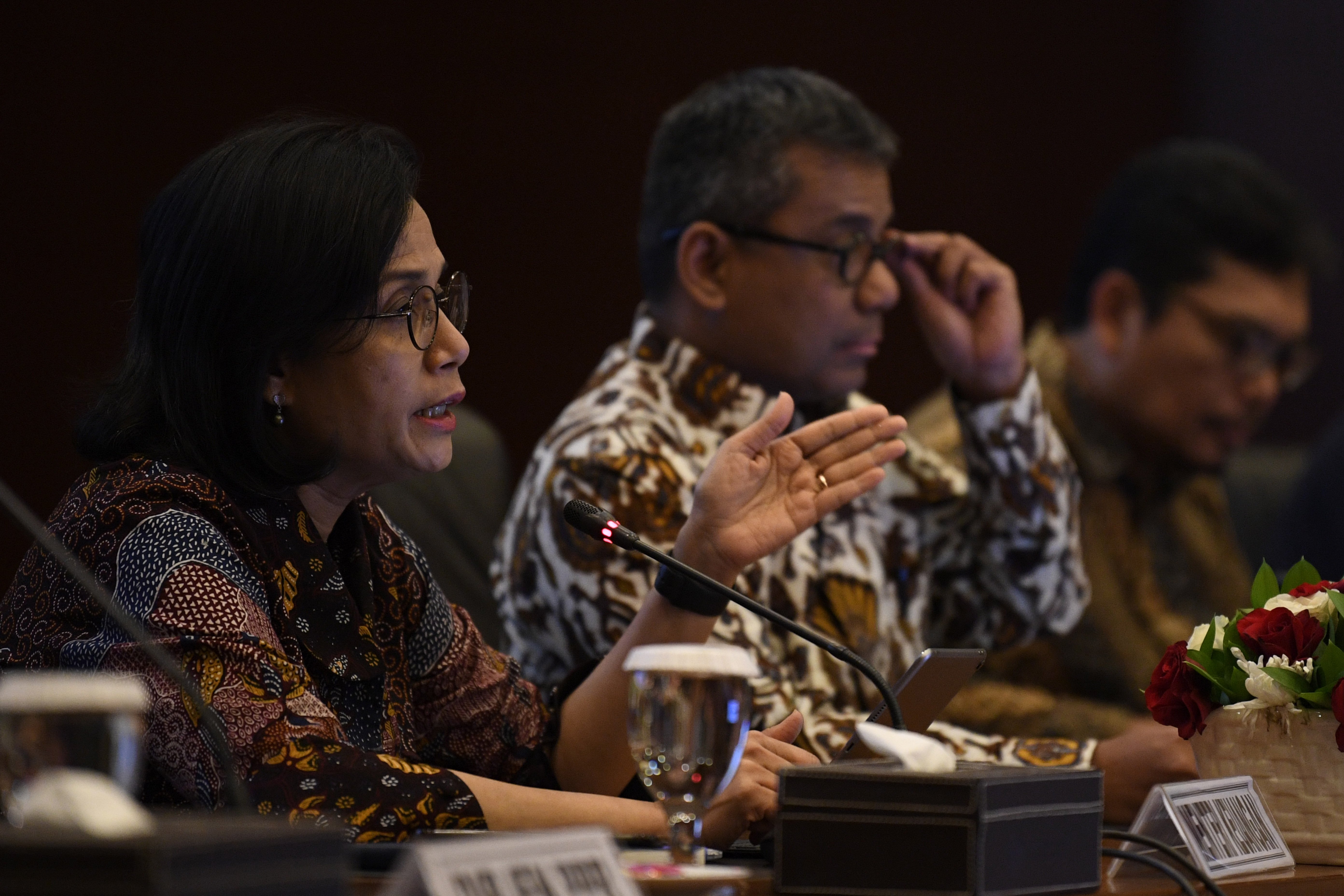 REALISASI APBN 2020: Menteri Keuangan Sri Mulyani (kiri) bersama Wakil Menteri Keuangan Suahasil Nazara (tengah) menyampaikan realisasi APBN