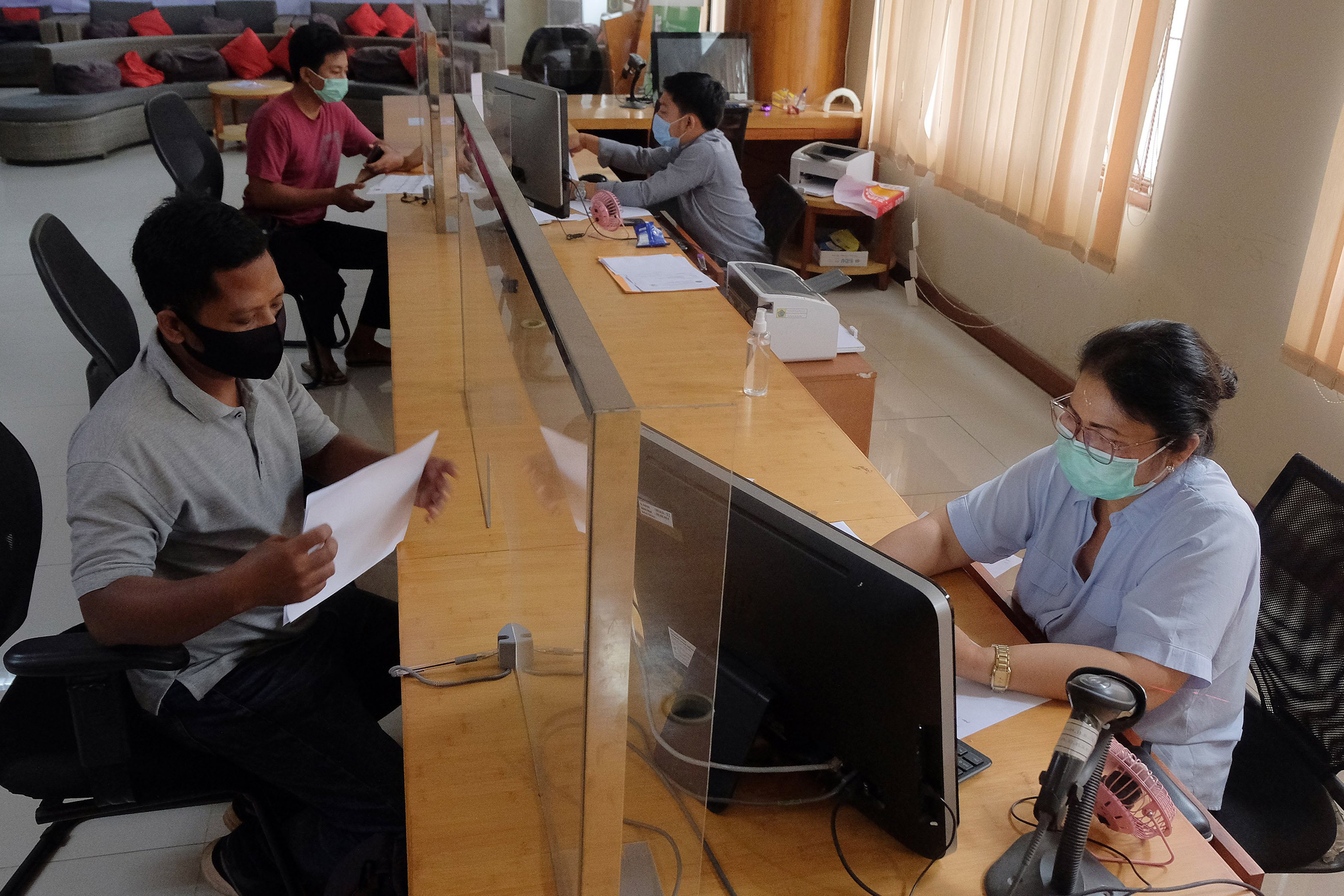 Petugas Disdukcapil Kota Denpasar melayani warga yang mengurus dokumen di Mal Pelayanan Publik Graha Sewaka Dharma, Denpasar, Bali.