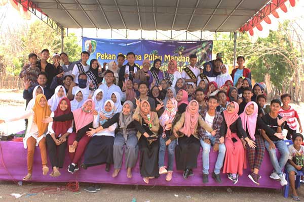 Anggota Sampang Young Inspiration (SYI) berfoto seusai melaksanakan kegiatan membangun rumah literasi di Kecamatan Robatal, Sampang, Jatim.