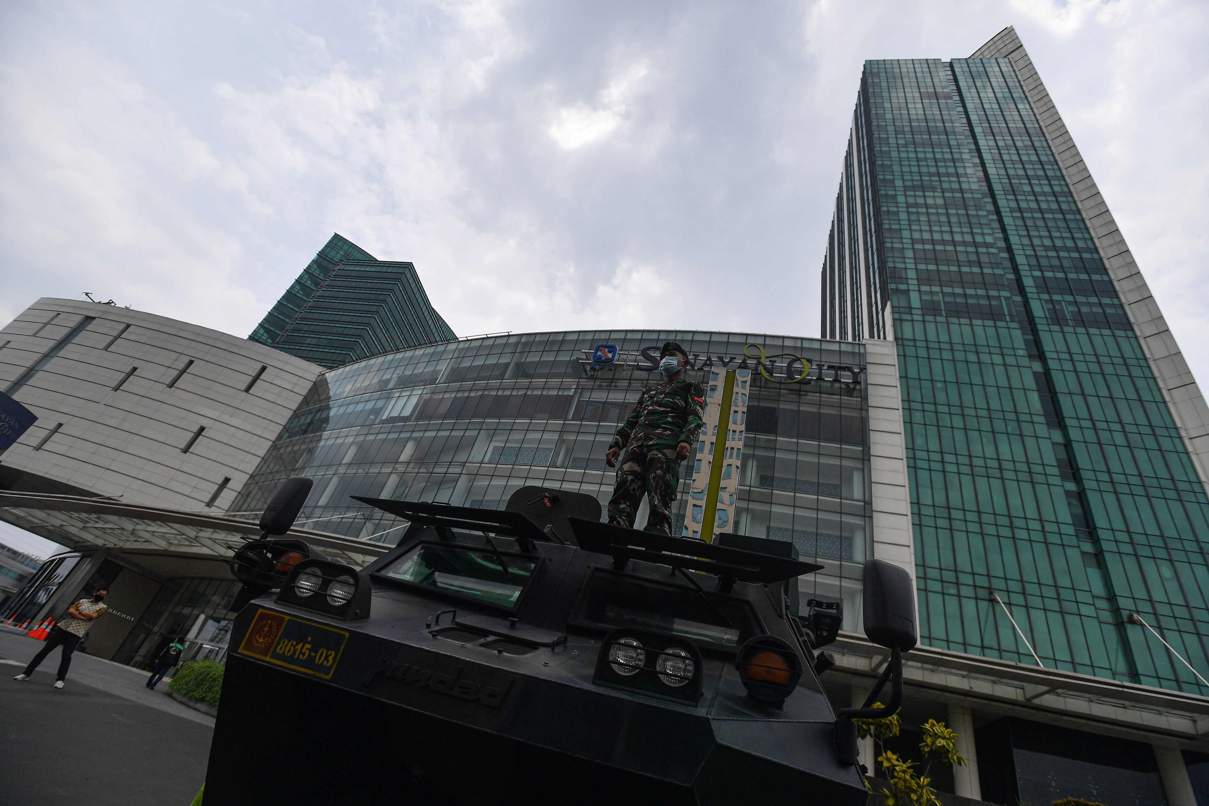 Prajurit Yonif Mekanis 202/Taji Malela berdiri di atas Panser Anoa yang disiagakan di Senayan City, Jakarta Selatan, Selasa (13/10/2020).