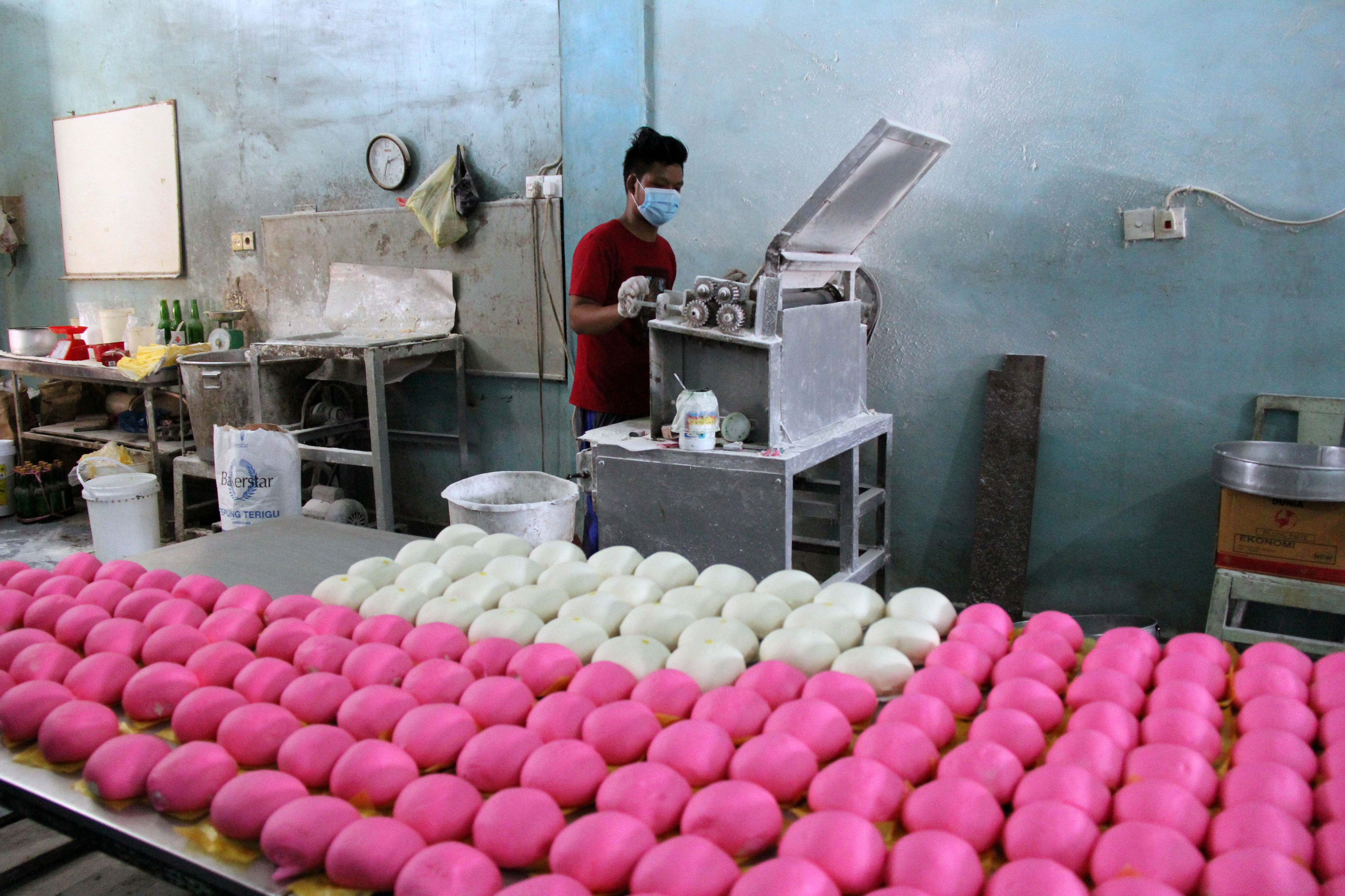  Pekerja memproduksi roti dan kue di Dumai Kota, Dumai, Riau, Rabu (11/11). 