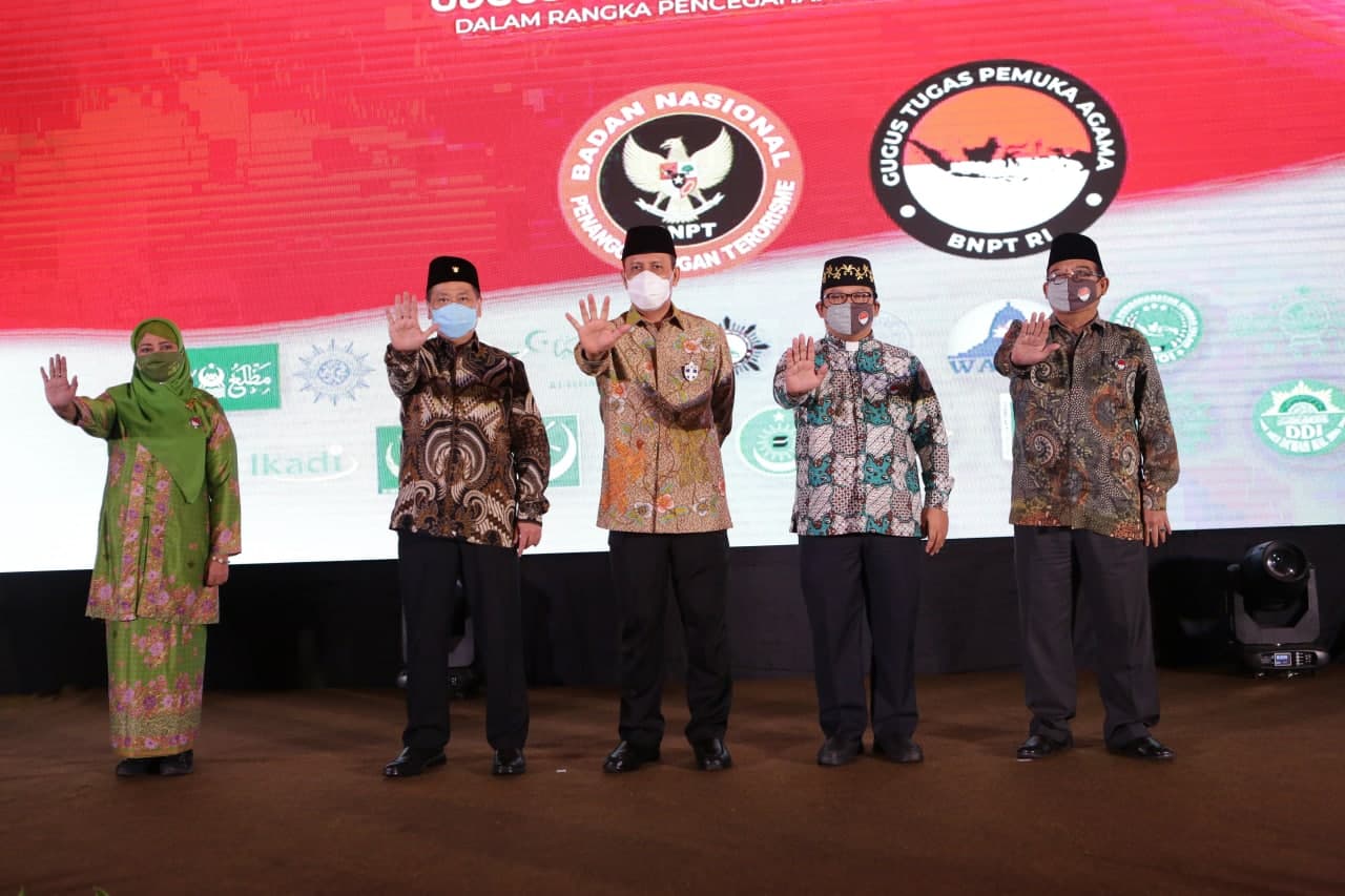 Kepala BNPT Komjen Pol Boy Rafli Amar (Tengah) saat mengukuhkan Gugus Tugas Pemuka Agama untuk mencegah paham radikal terorisme di Jakarta,