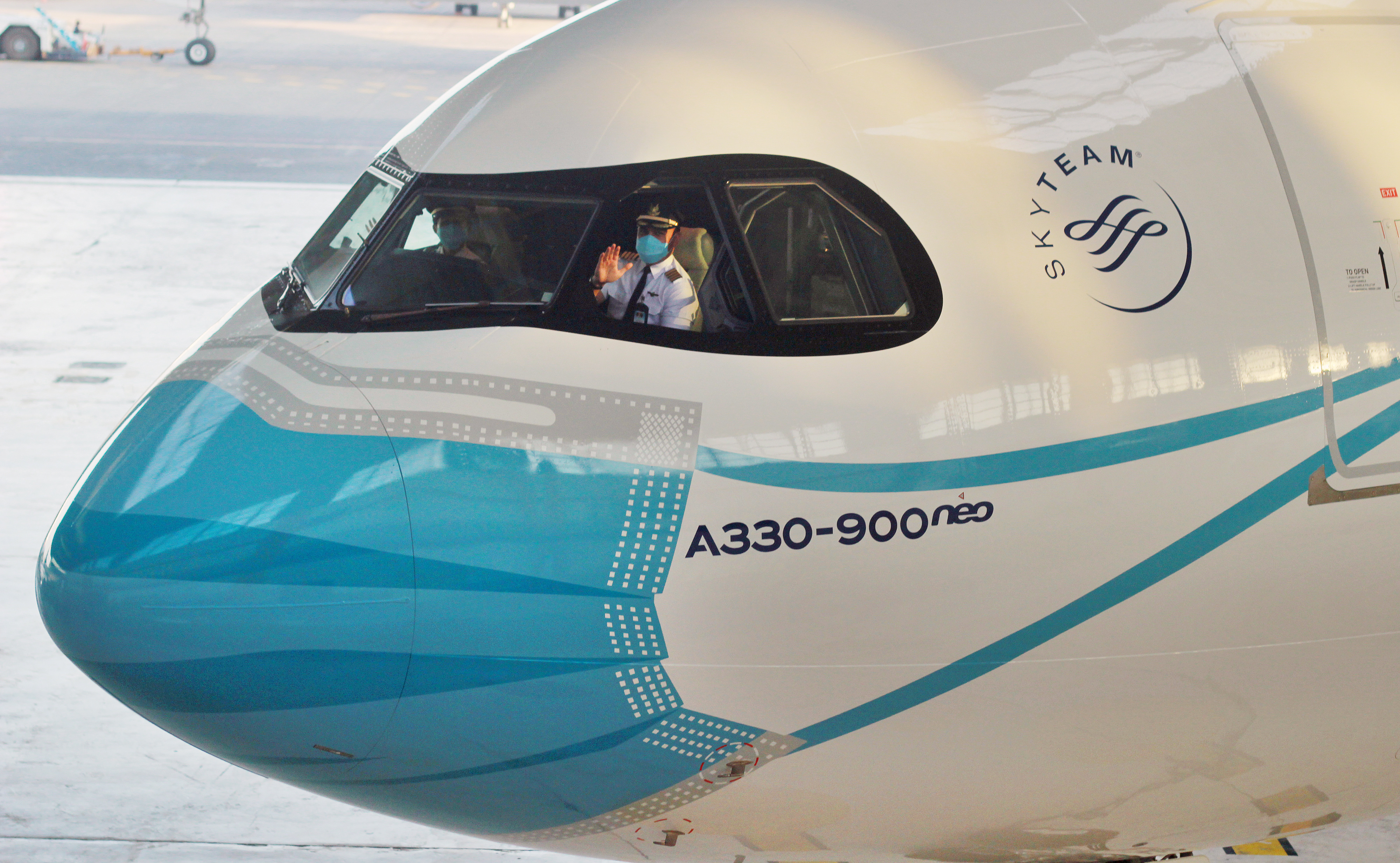 Pesawat Garuda Indonesia yang mengenakan masker di bagian moncong.