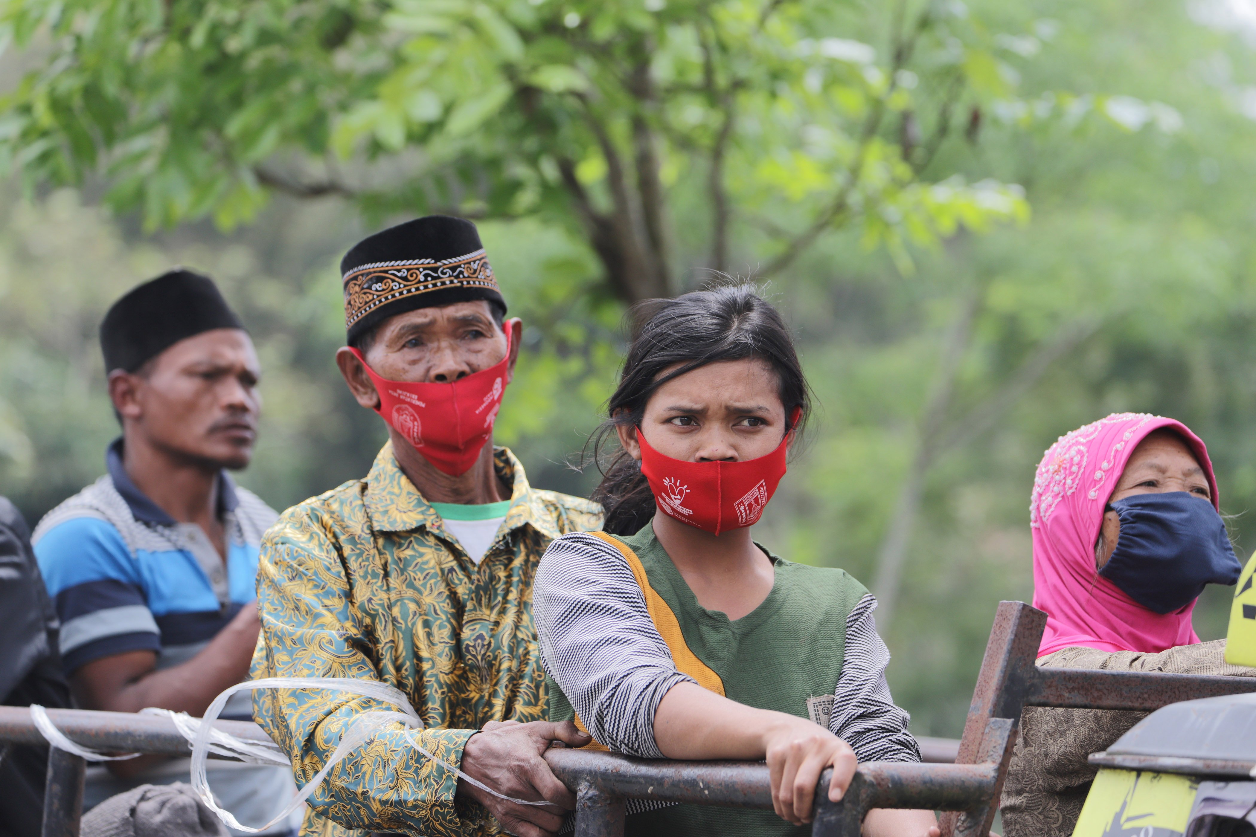 PENGUNGSI GUNUNG MERAPI: Sejumlah warga menumpang kendaraan bak terbuka saat mengungsi menuju tempat pengungsian